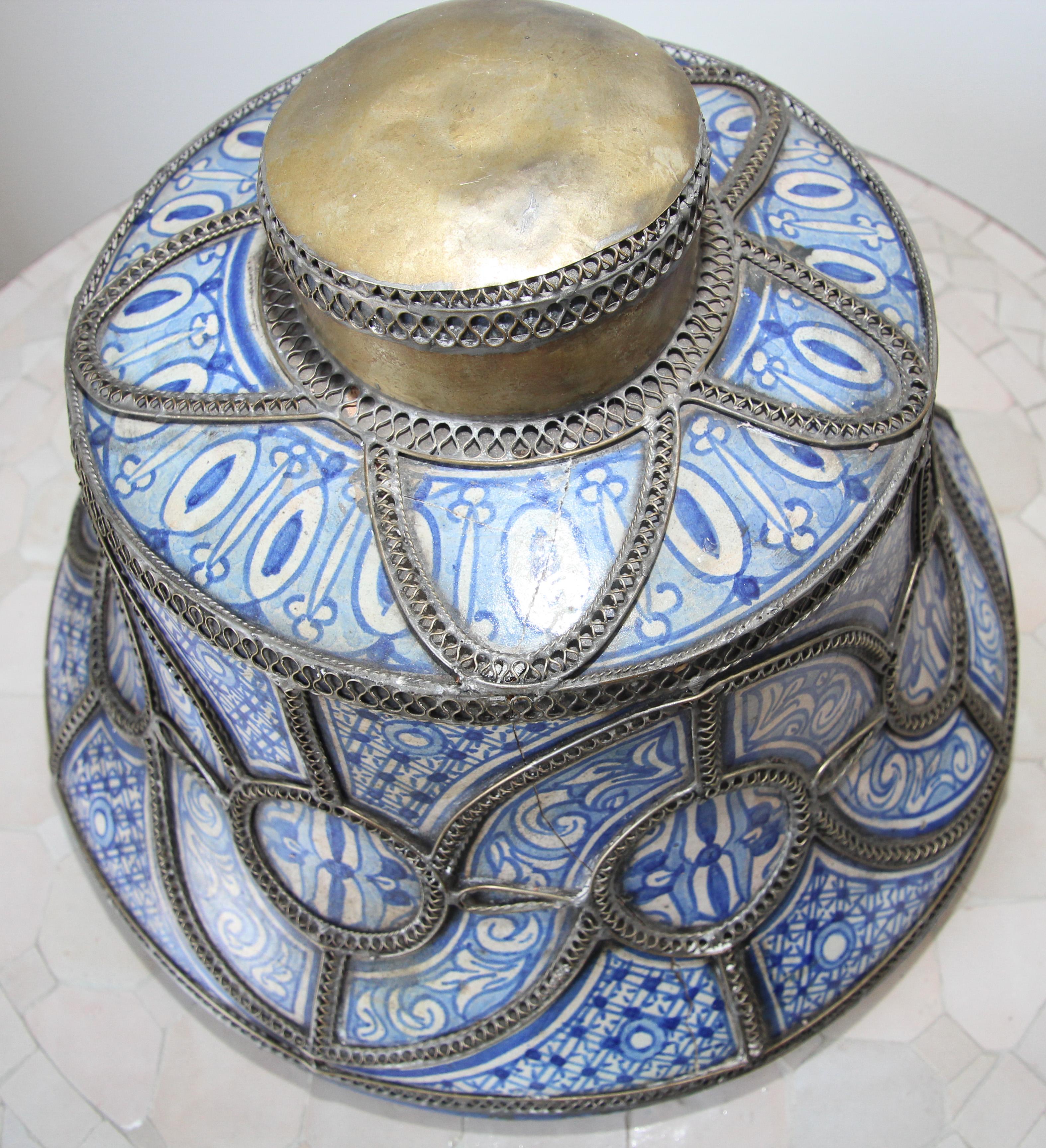 Grand pot mauresque marocain à couvercle et pieds en céramique bleue et blanche de Fez en vente 7