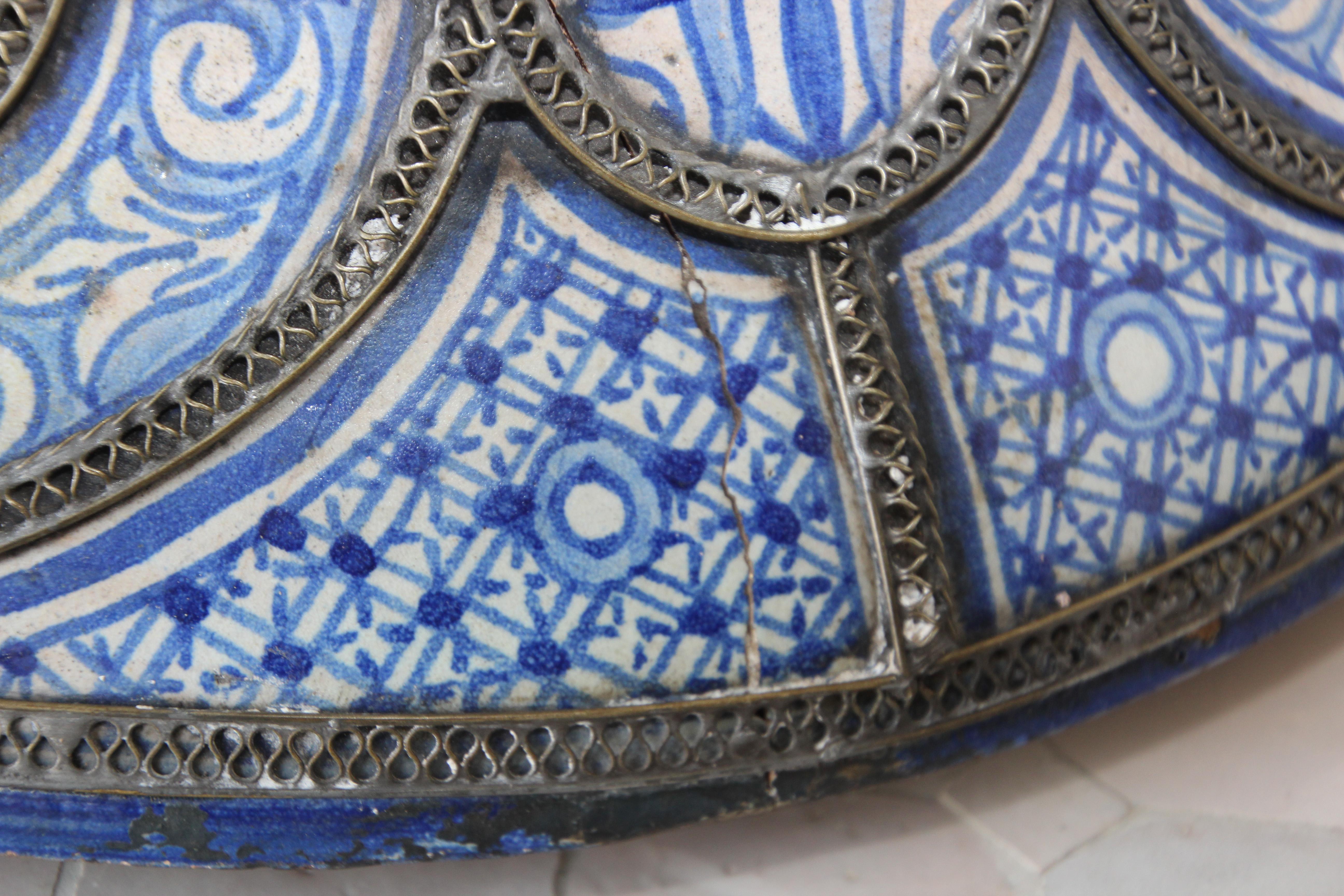 Grand pot mauresque marocain à couvercle et pieds en céramique bleue et blanche de Fez en vente 9