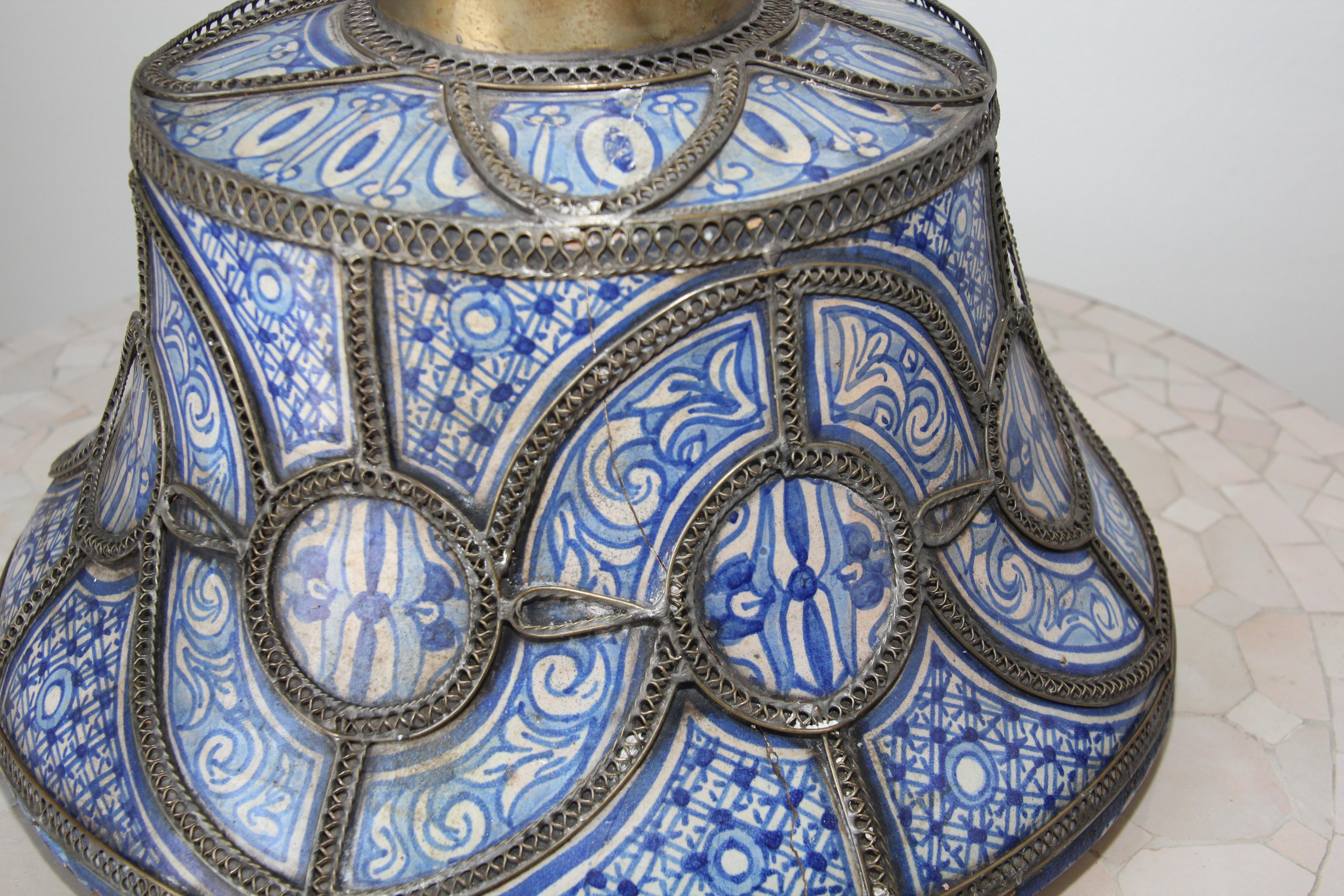 Grand pot mauresque marocain à couvercle et pieds en céramique bleue et blanche de Fez en vente 10