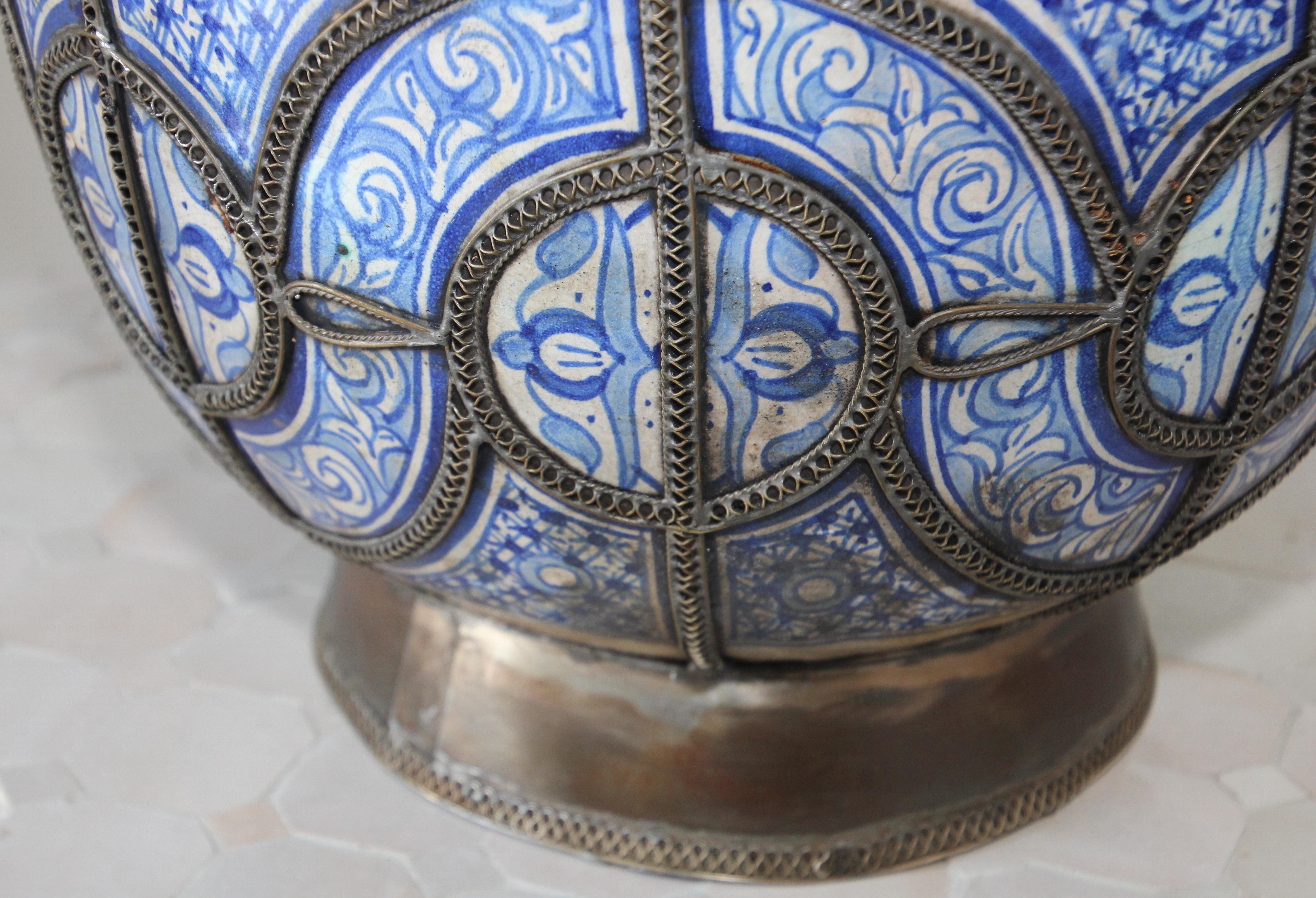 Mauresque Grand pot mauresque marocain à couvercle et pieds en céramique bleue et blanche de Fez en vente