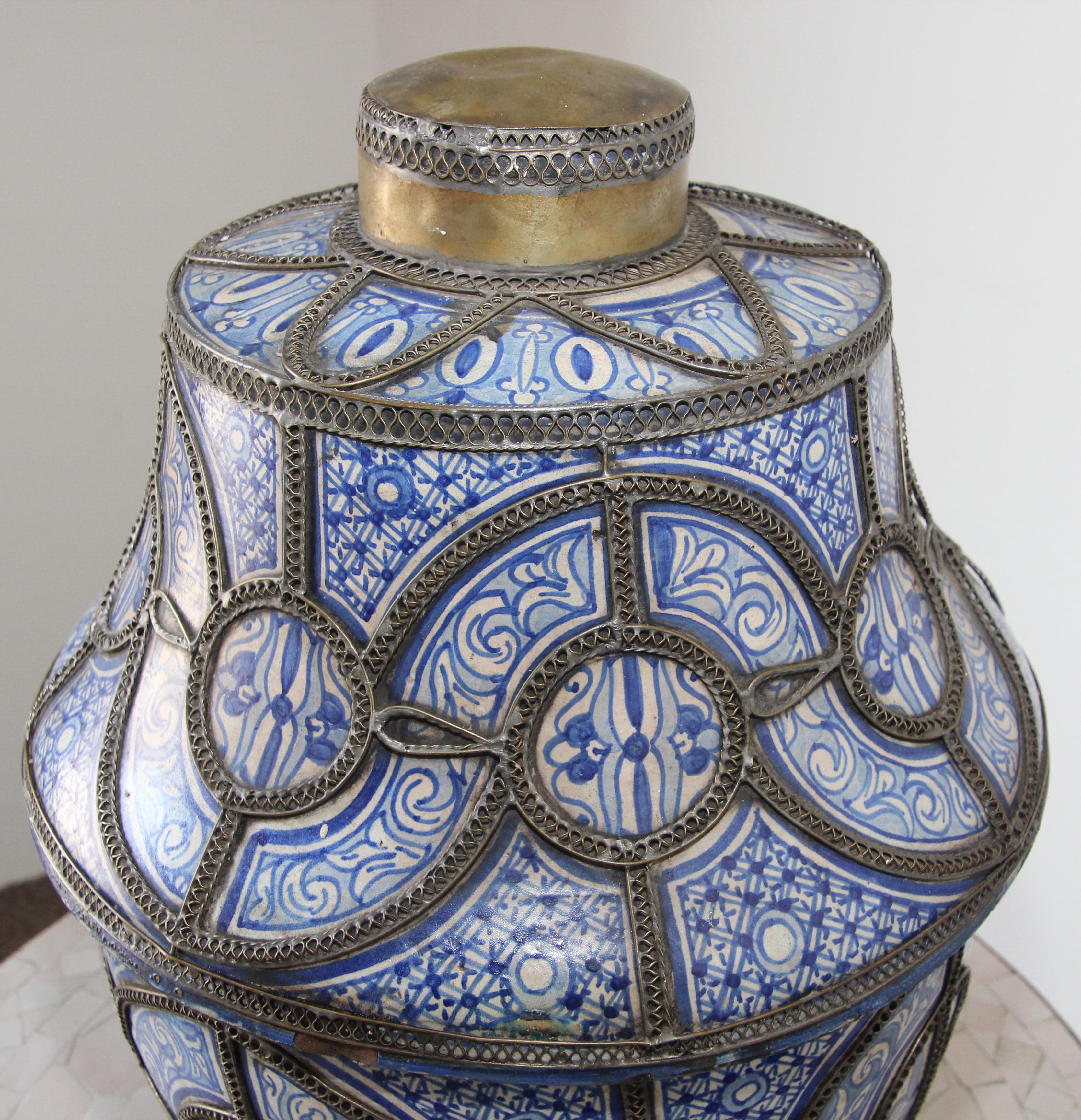 Grand pot mauresque marocain à couvercle et pieds en céramique bleue et blanche de Fez État moyen - En vente à North Hollywood, CA