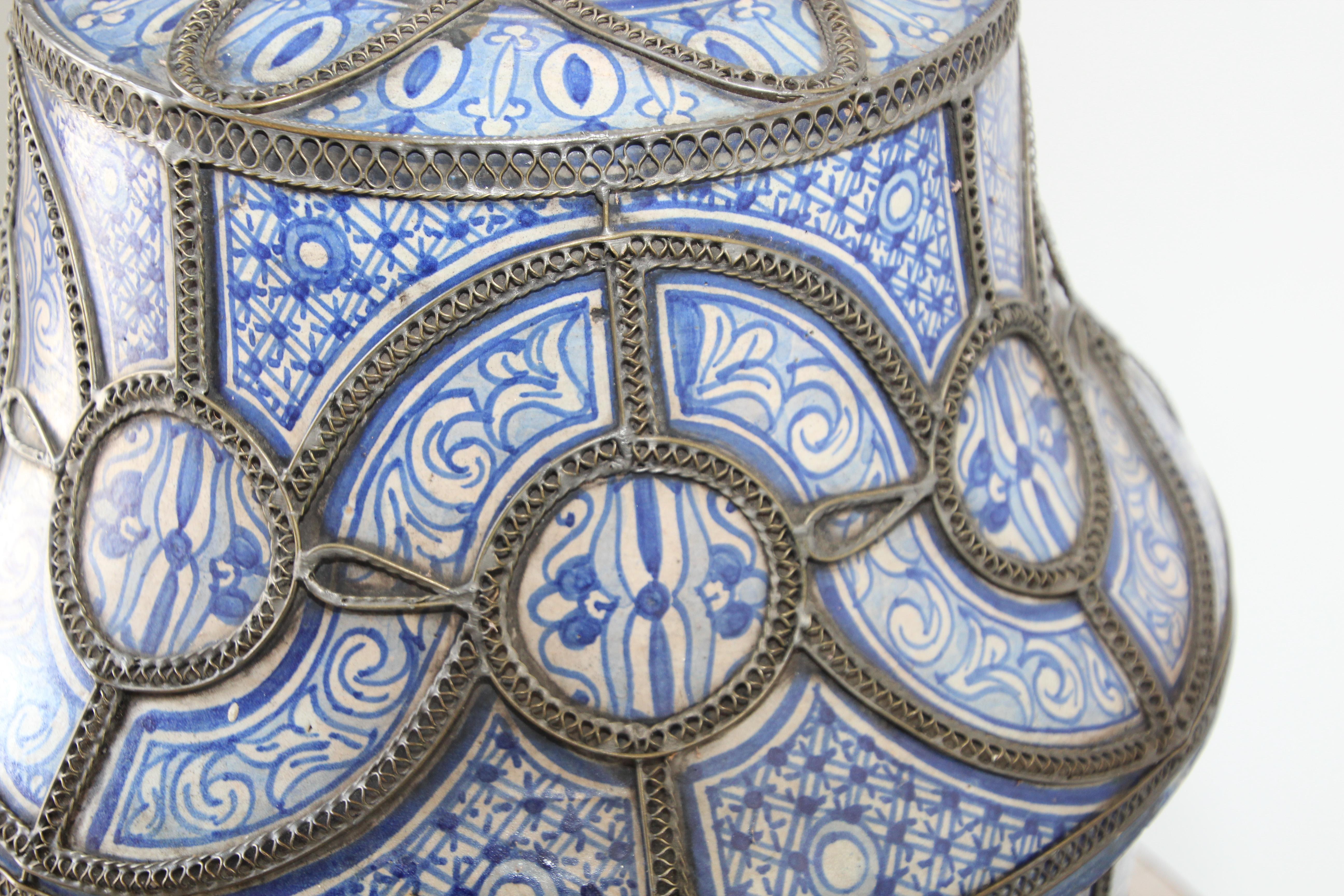 XIXe siècle Grand pot mauresque marocain à couvercle et pieds en céramique bleue et blanche de Fez en vente