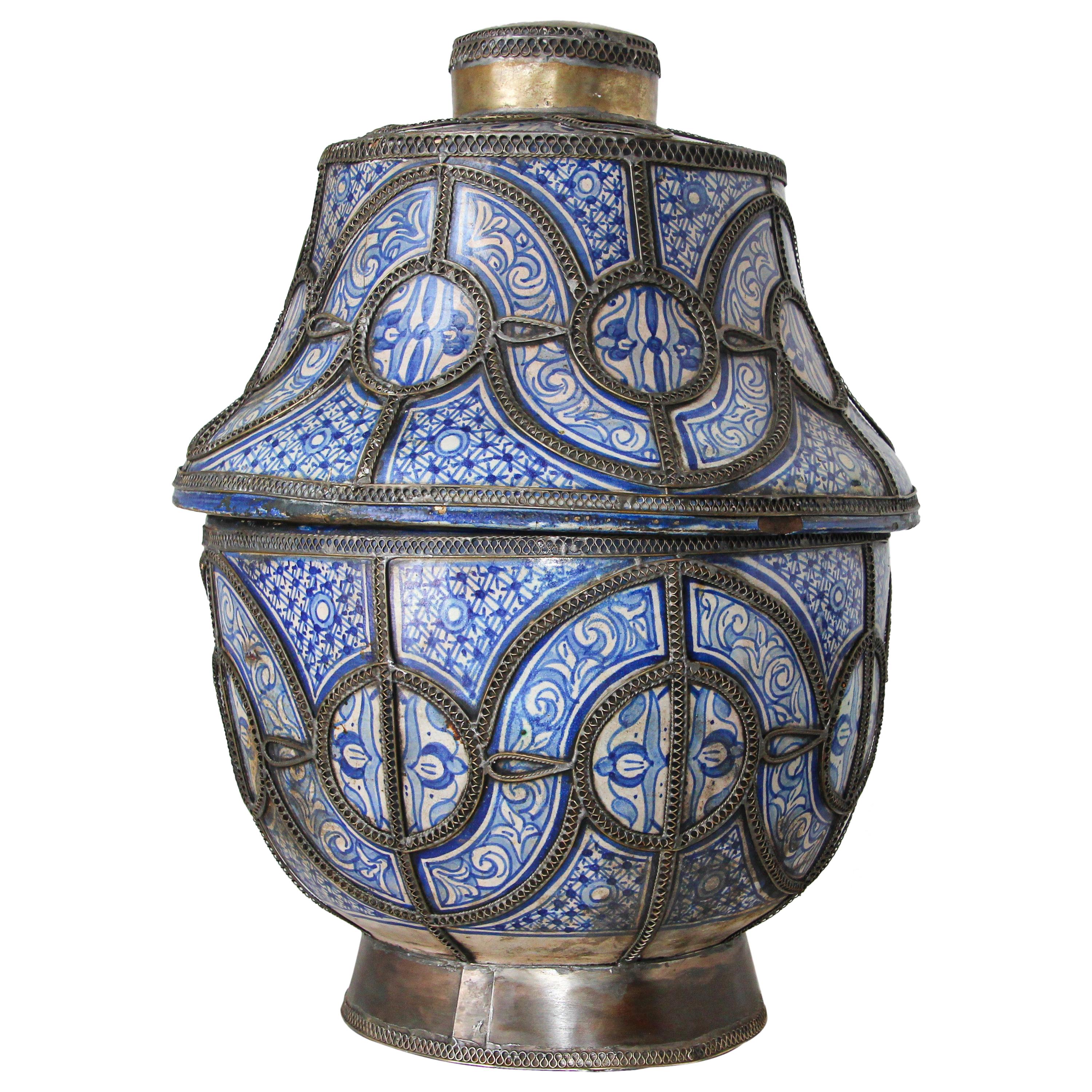 Grand pot mauresque marocain à couvercle et pieds en céramique bleue et blanche de Fez
