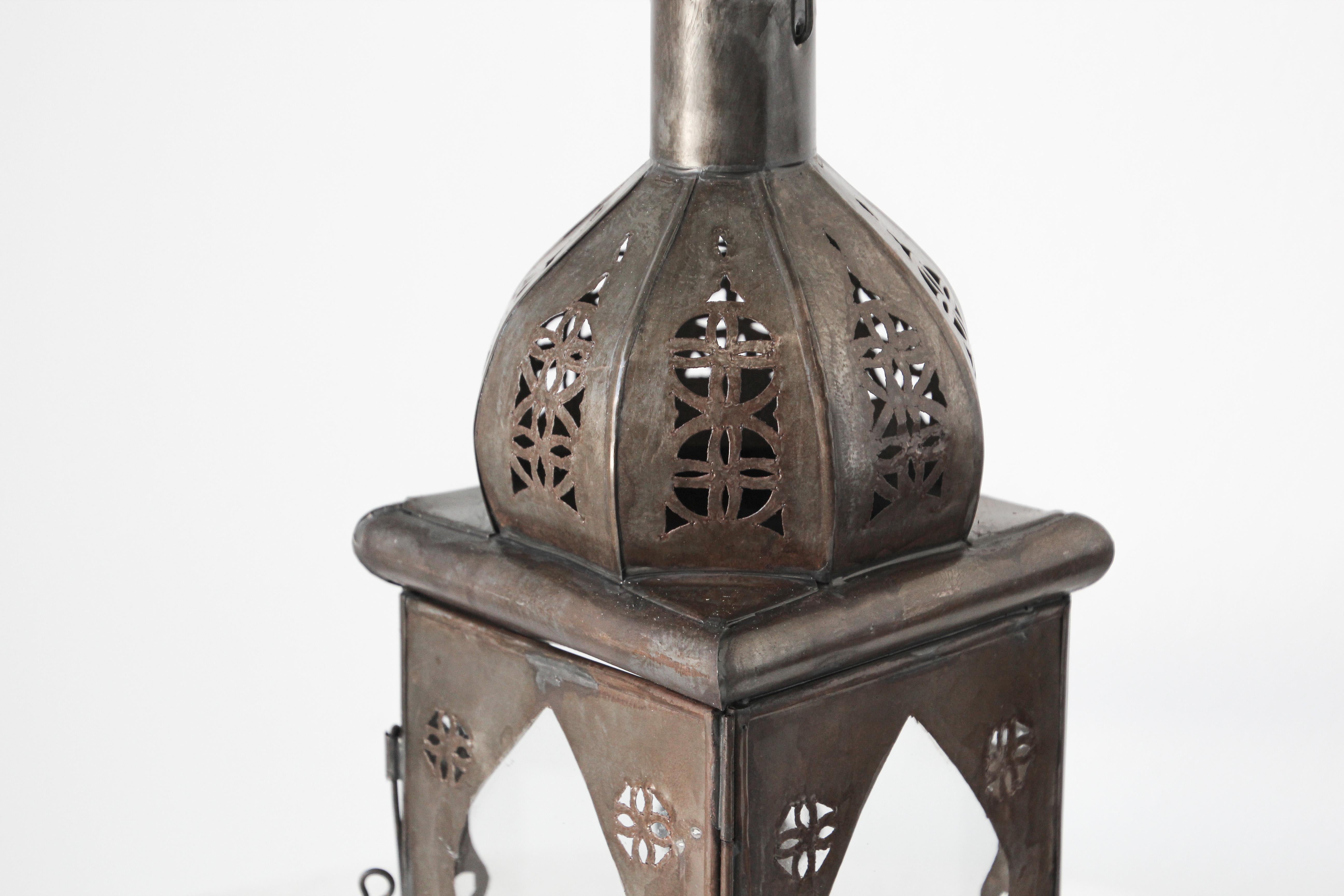 Lanterne marocaine carrée en verre clair et tole en vente 6
