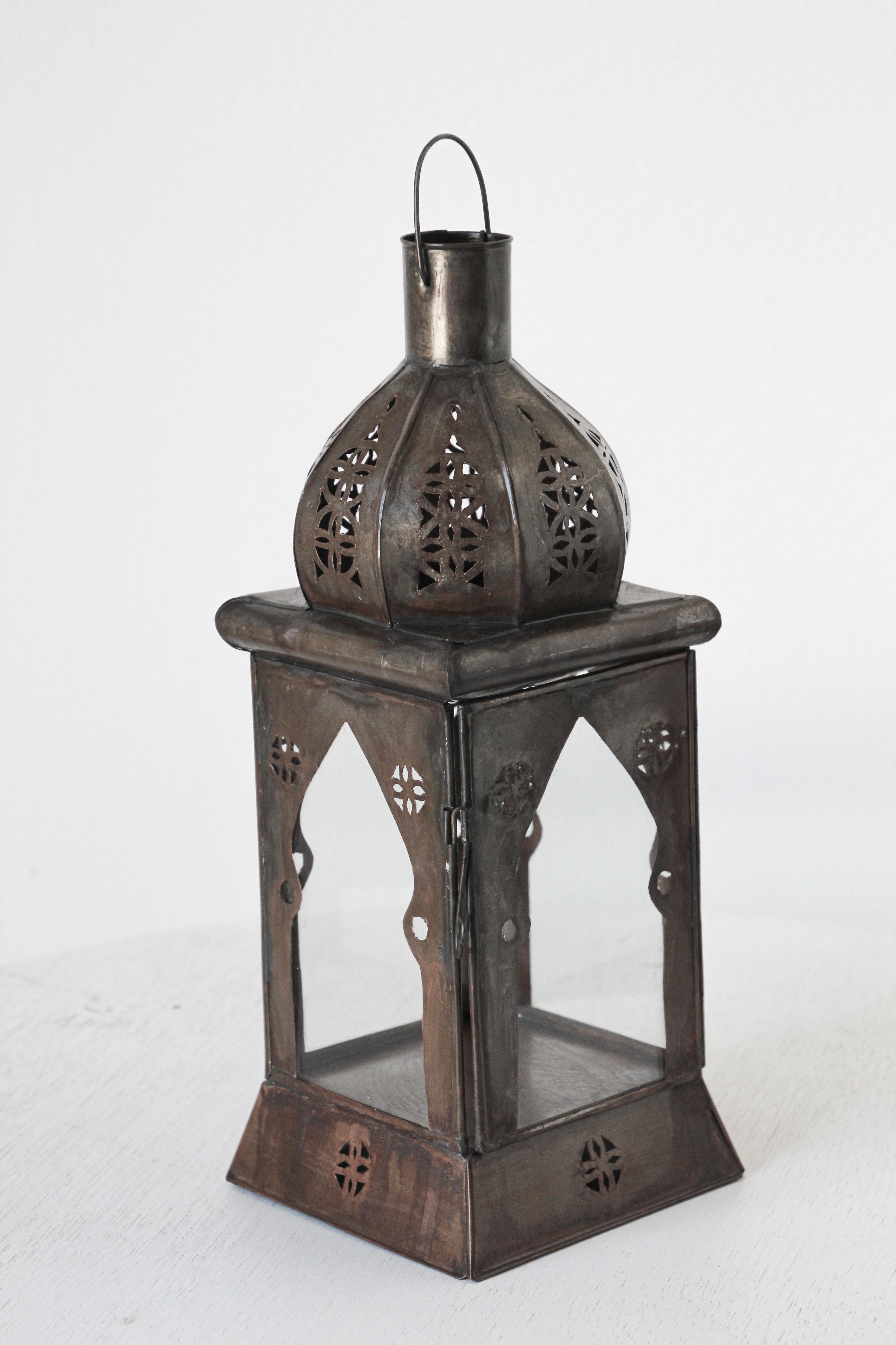 Marokkanische quadratische Kerzenlaterne aus Zinn und klarem Glas (Maurisch) im Angebot