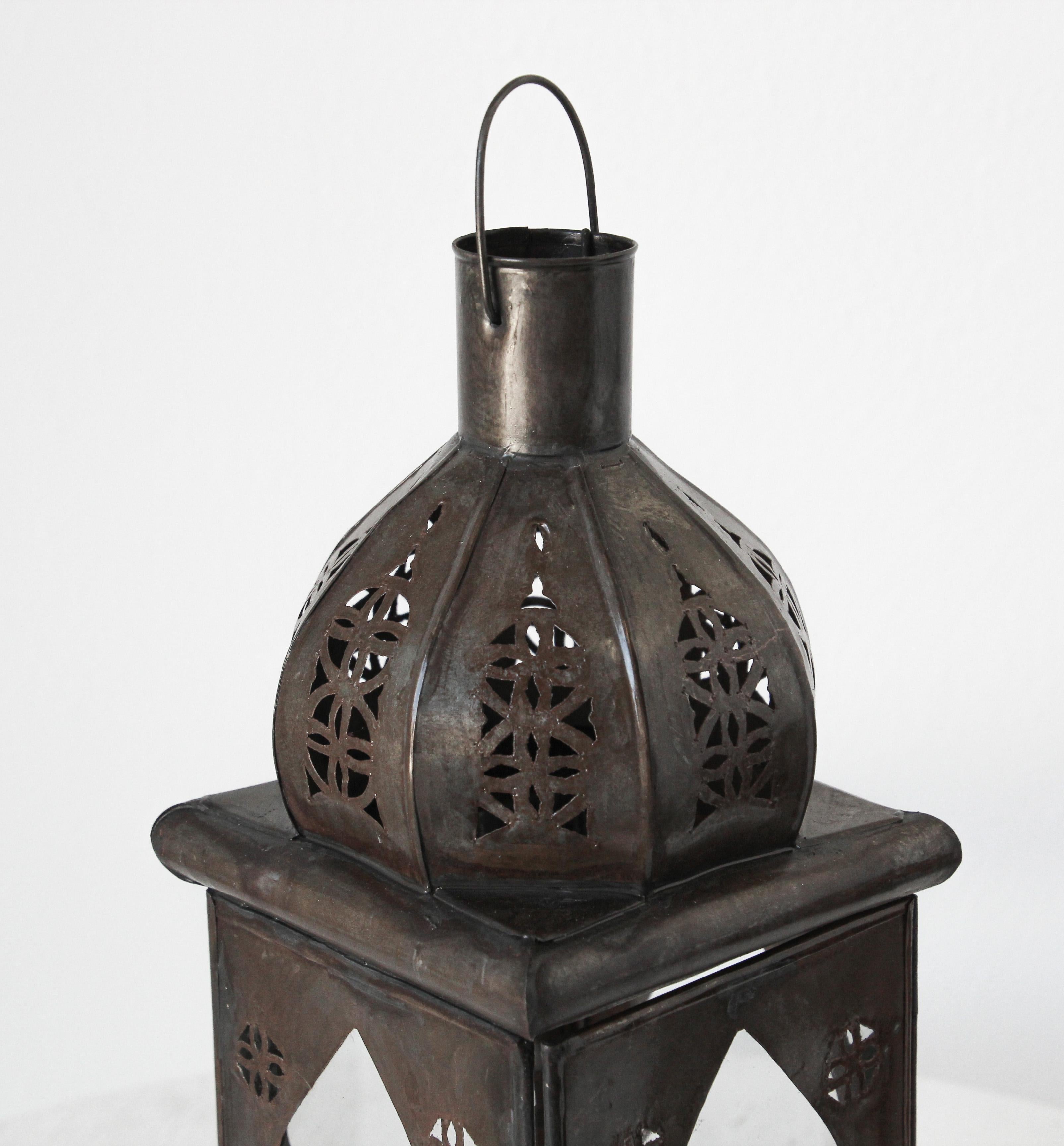 Marokkanische quadratische Kerzenlaterne aus Zinn und klarem Glas (Metall) im Angebot