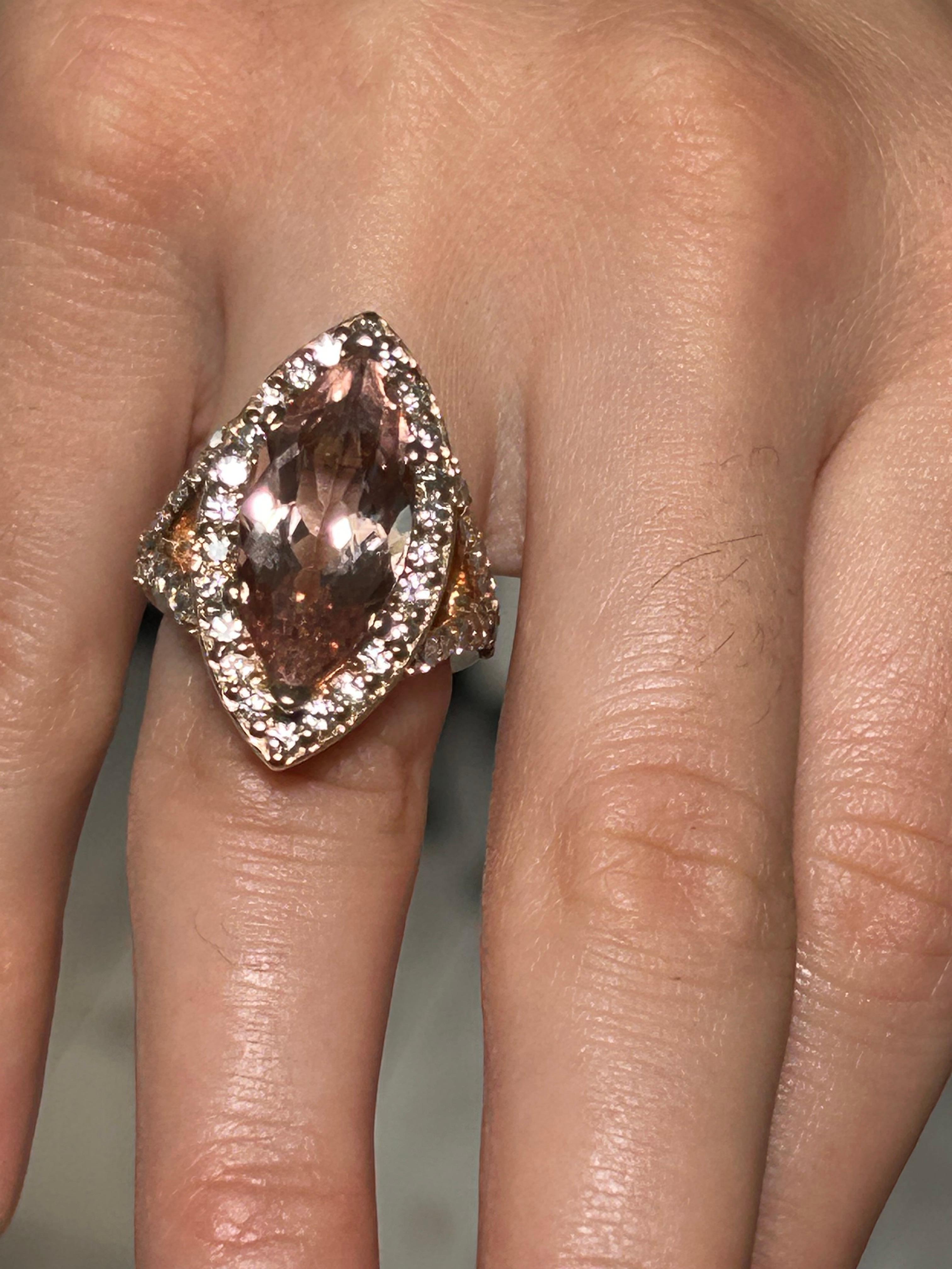  Ring aus 18 Karat Roségold mit einem Gewicht von 12,6 Gramm. Die hochwertigen Diamanten wiegen etwa 2 Karat. Farbe F-G und VS-SI1 Ein seltener 