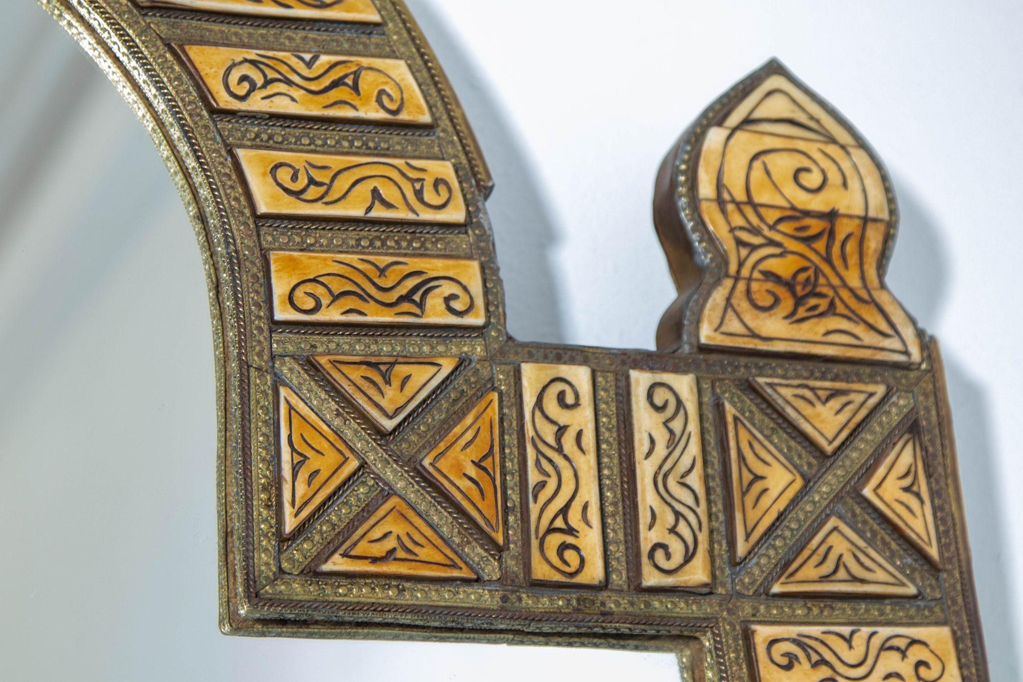 20ième siècle Grand miroir cintré marocain incrusté d'os et d'ambre en vente