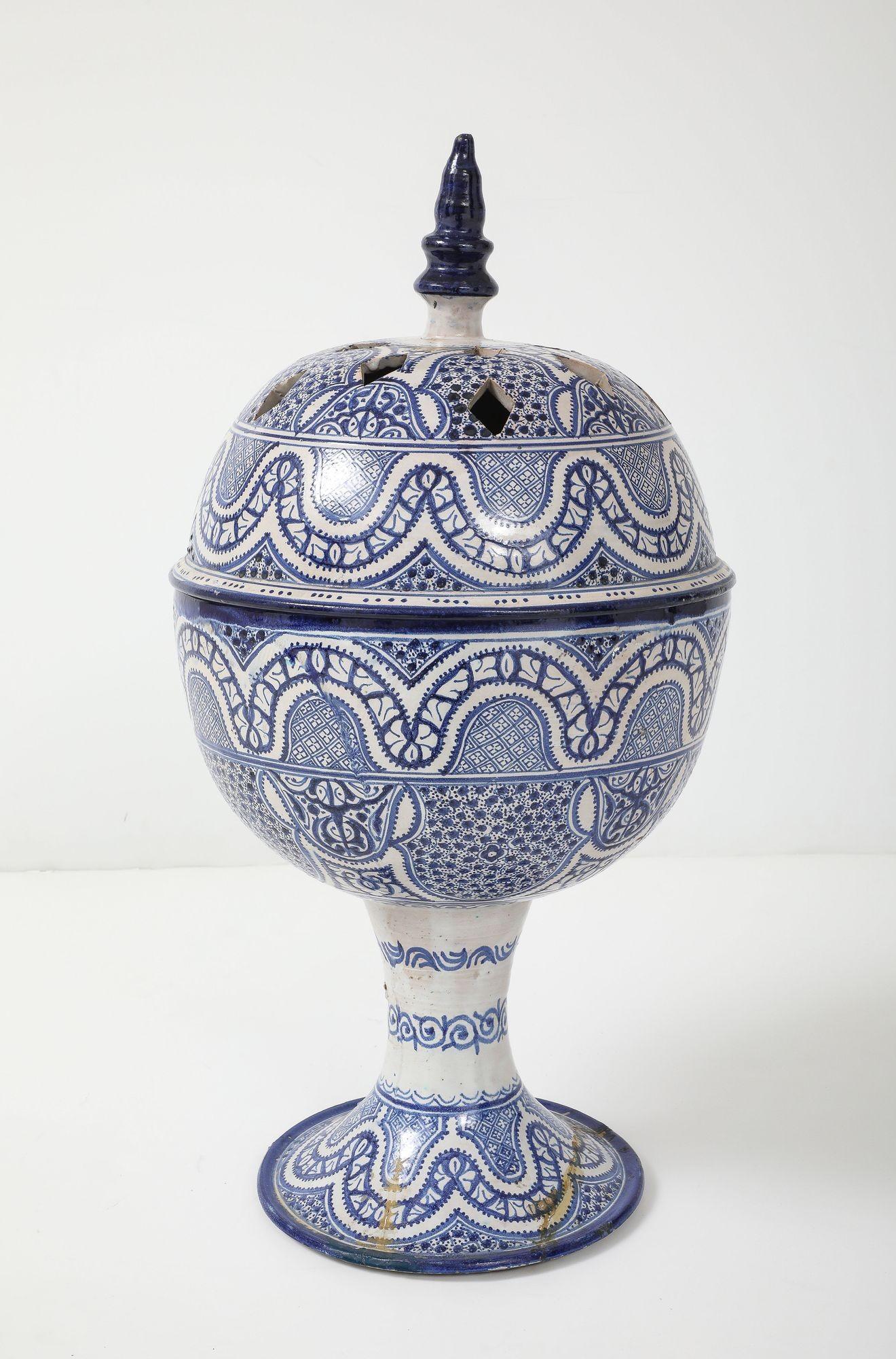 Grande urna marocchina in ceramica bianca e blu con coperchio forato, inizio XX secolo. in vendita 5