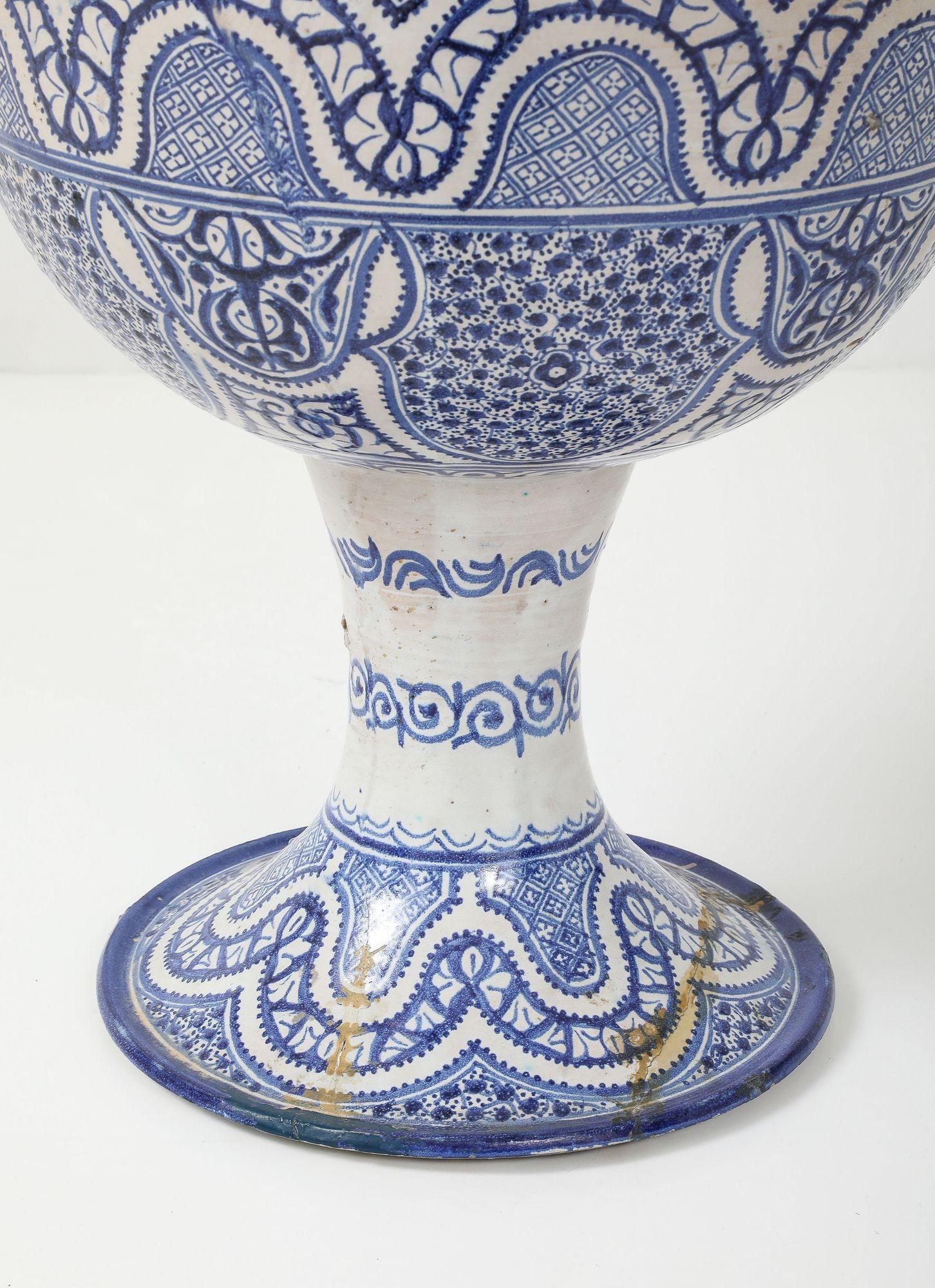 Grande urna marocchina in ceramica bianca e blu con coperchio forato, inizio XX secolo. in vendita 6