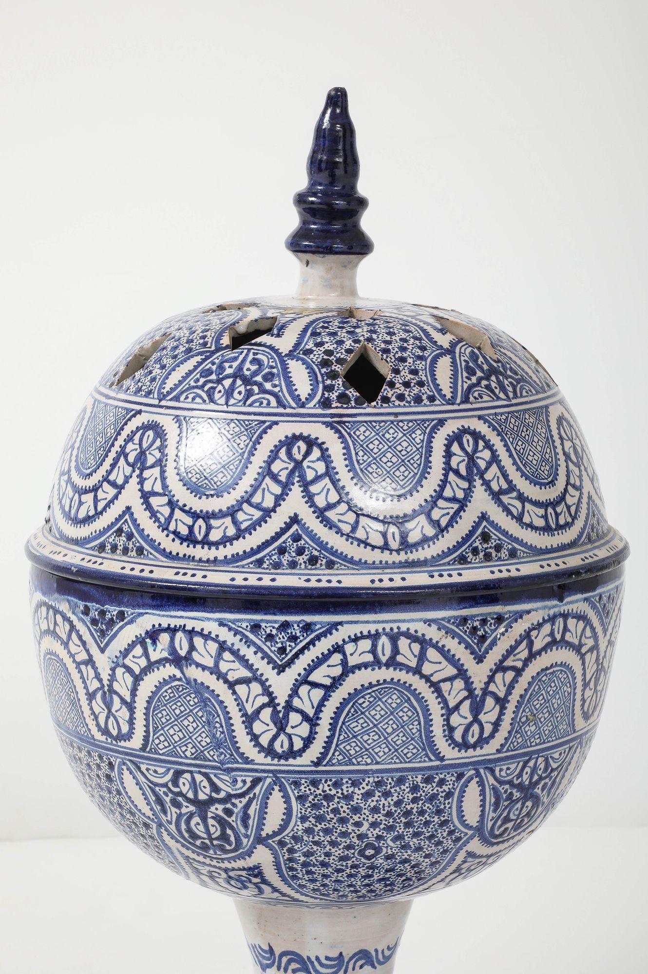 Grande urna marocchina in ceramica bianca e blu con coperchio forato, inizio XX secolo. in vendita 7