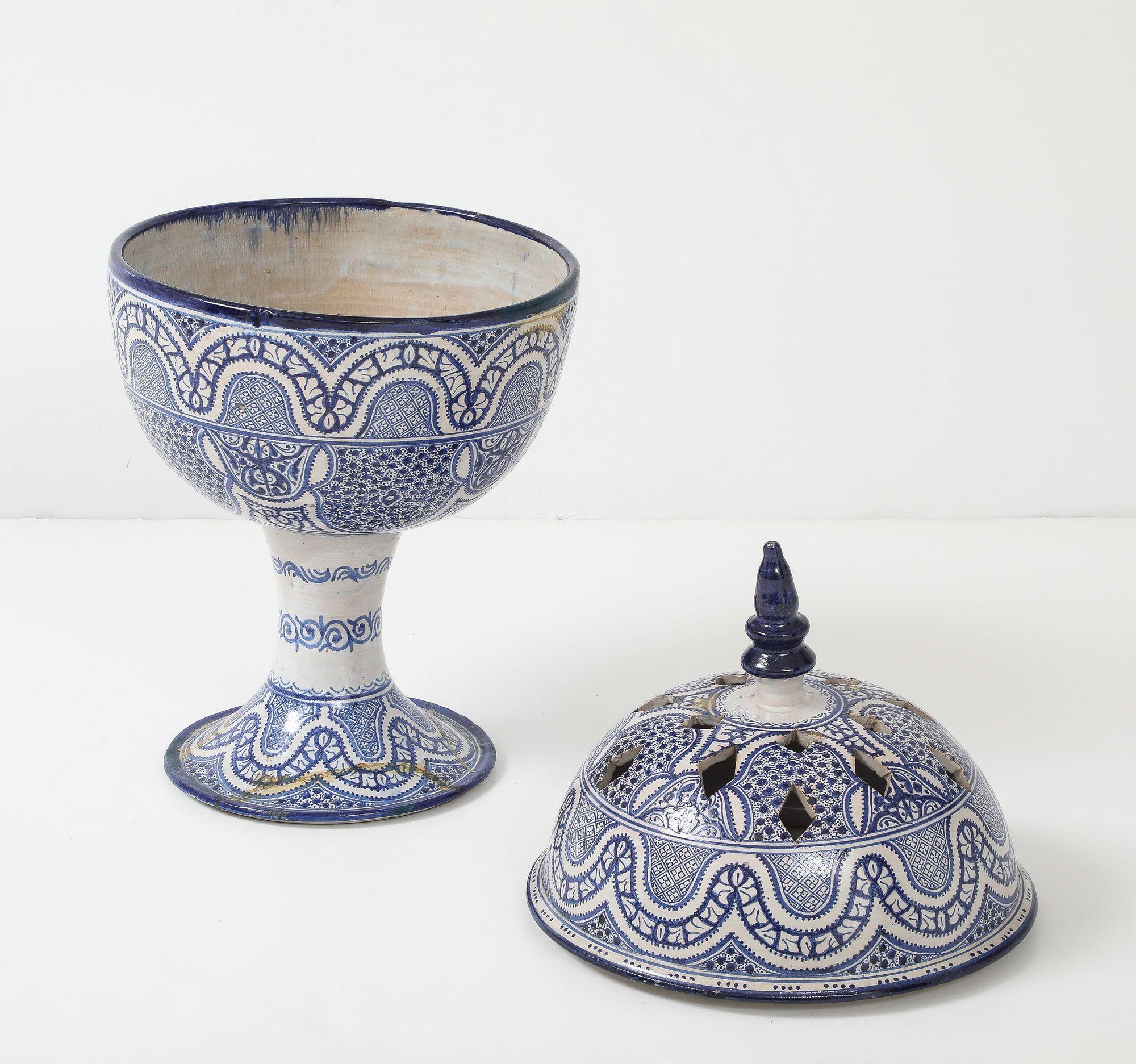 Grande urna marocchina in ceramica bianca e blu con coperchio forato, inizio XX secolo. in vendita 8