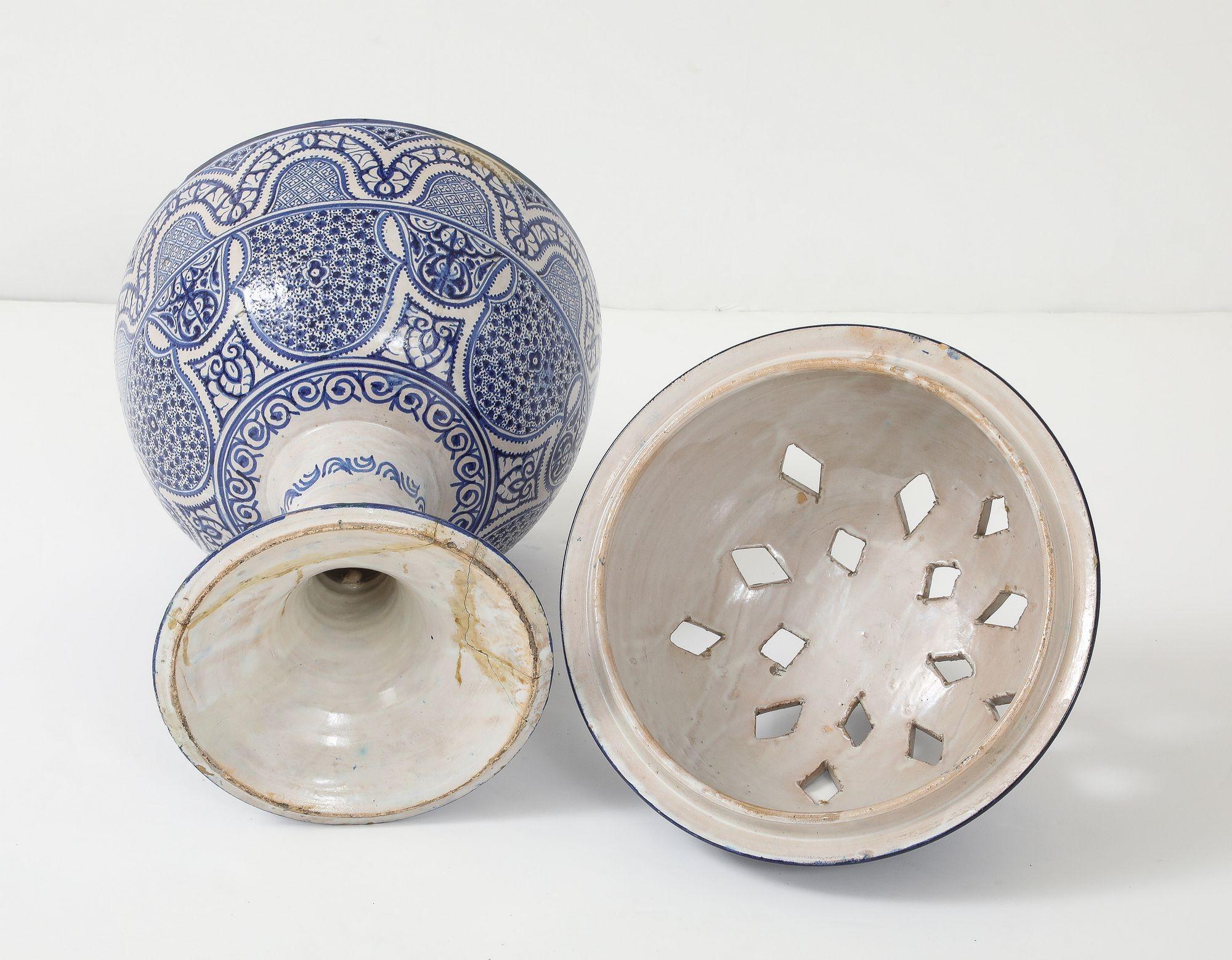 Grande urna marocchina in ceramica bianca e blu con coperchio forato, inizio XX secolo. in vendita 9