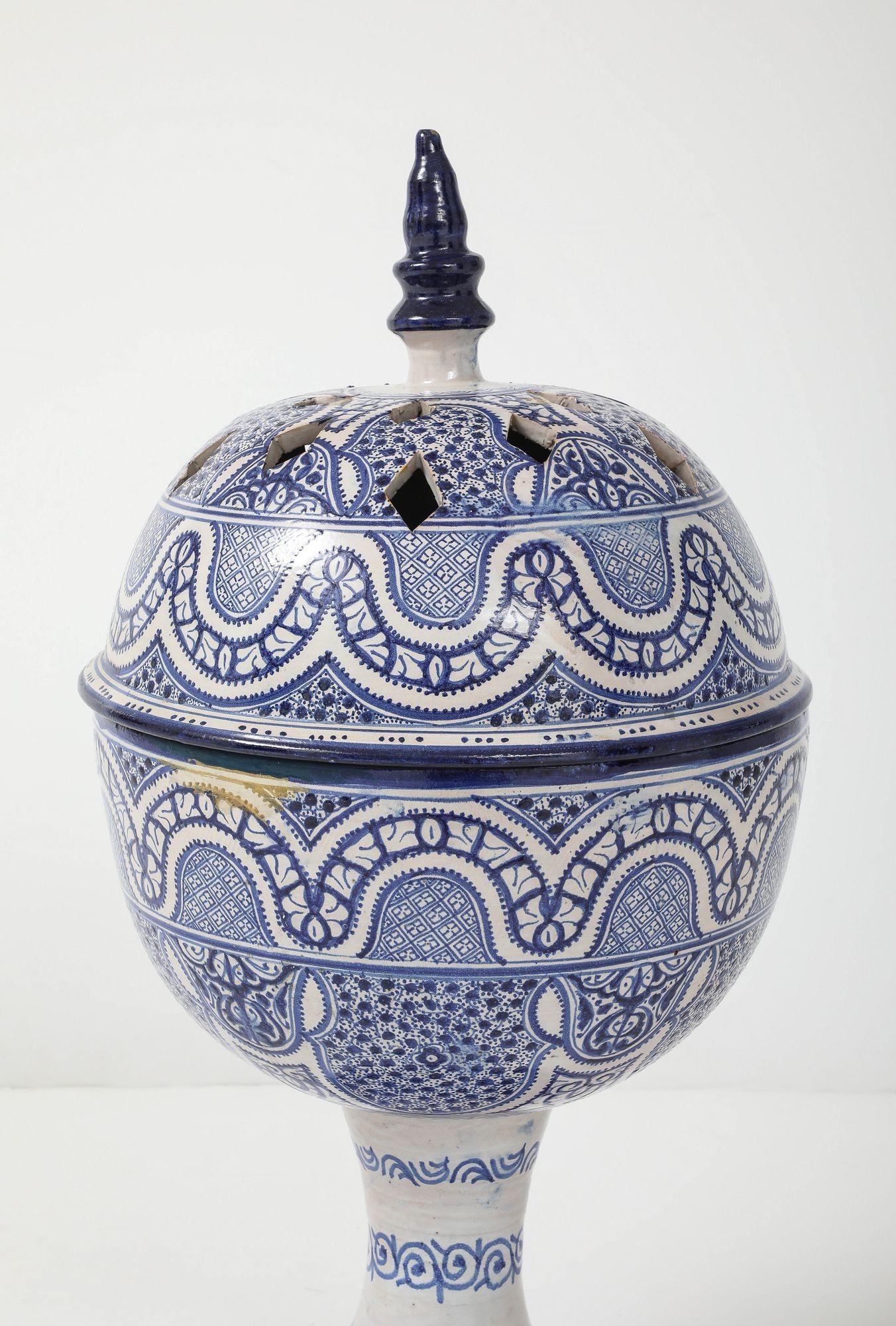 Marocchino Grande urna marocchina in ceramica bianca e blu con coperchio forato, inizio XX secolo. in vendita