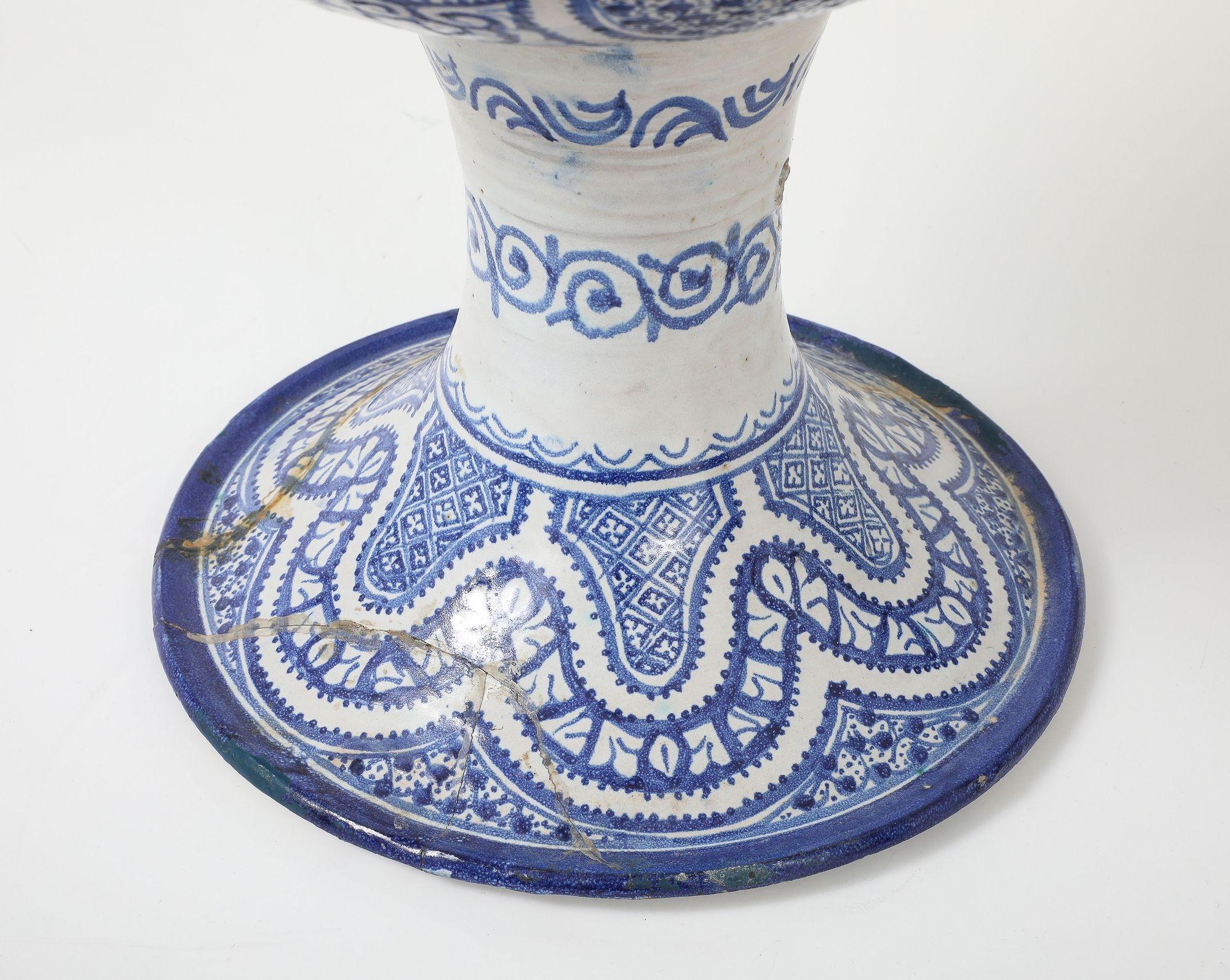 Grande urna marocchina in ceramica bianca e blu con coperchio forato, inizio XX secolo. In condizioni buone in vendita a South Salem, NY