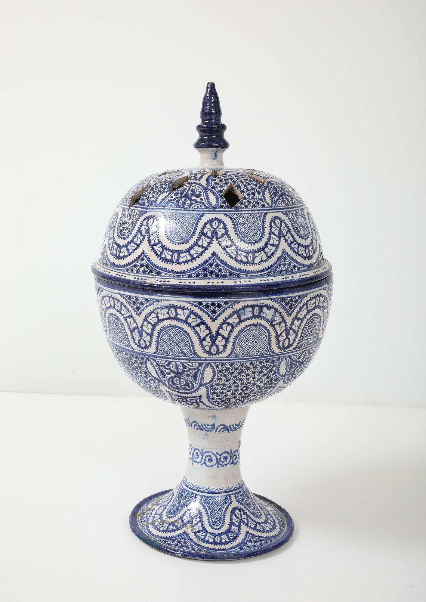Ceramica Grande urna marocchina in ceramica bianca e blu con coperchio forato, inizio XX secolo. in vendita