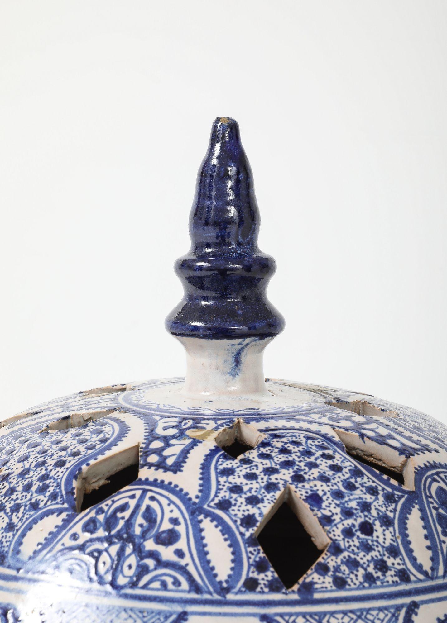 Grande urna marocchina in ceramica bianca e blu con coperchio forato, inizio XX secolo. in vendita 1