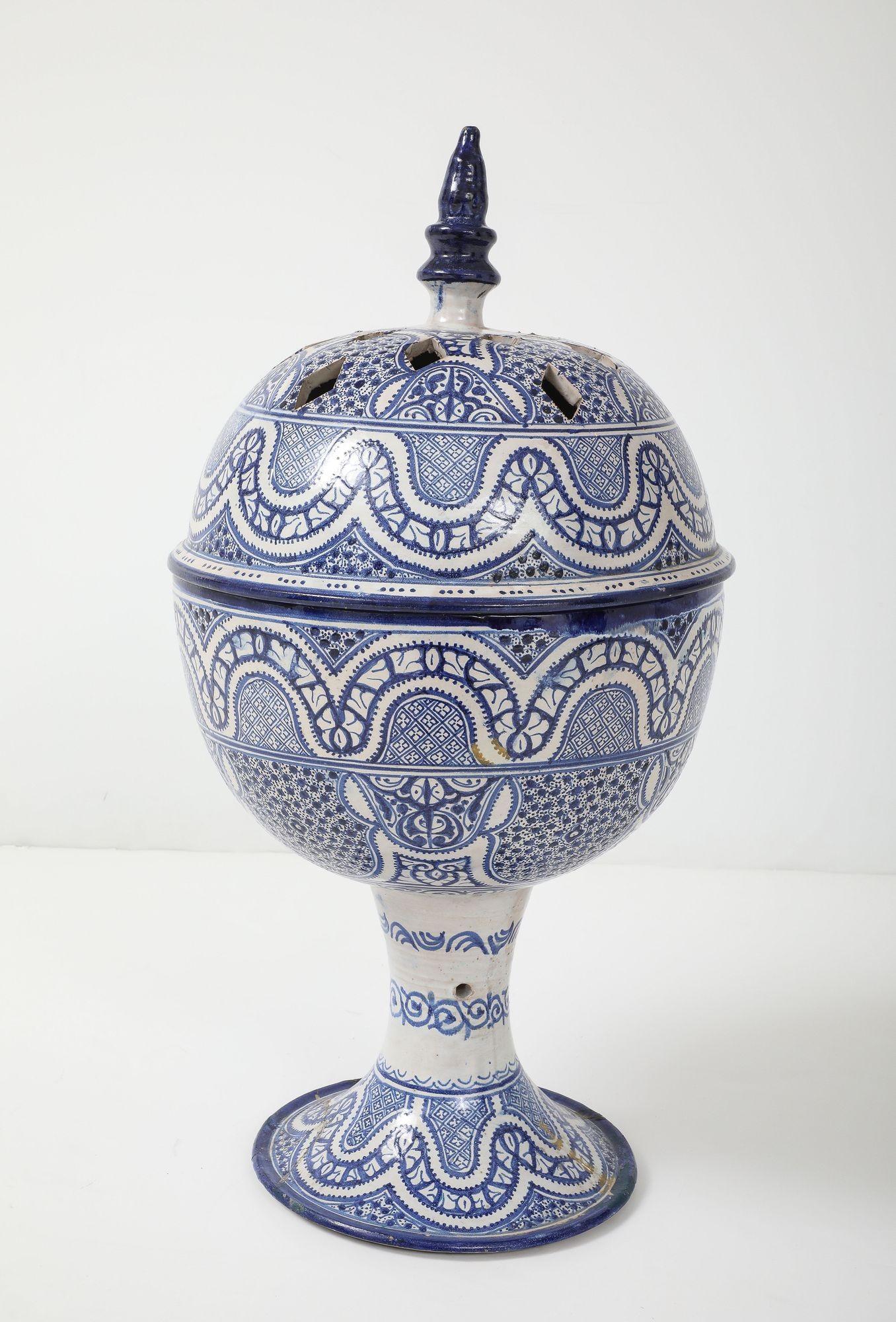 Grande urna marocchina in ceramica bianca e blu con coperchio forato, inizio XX secolo. in vendita 2