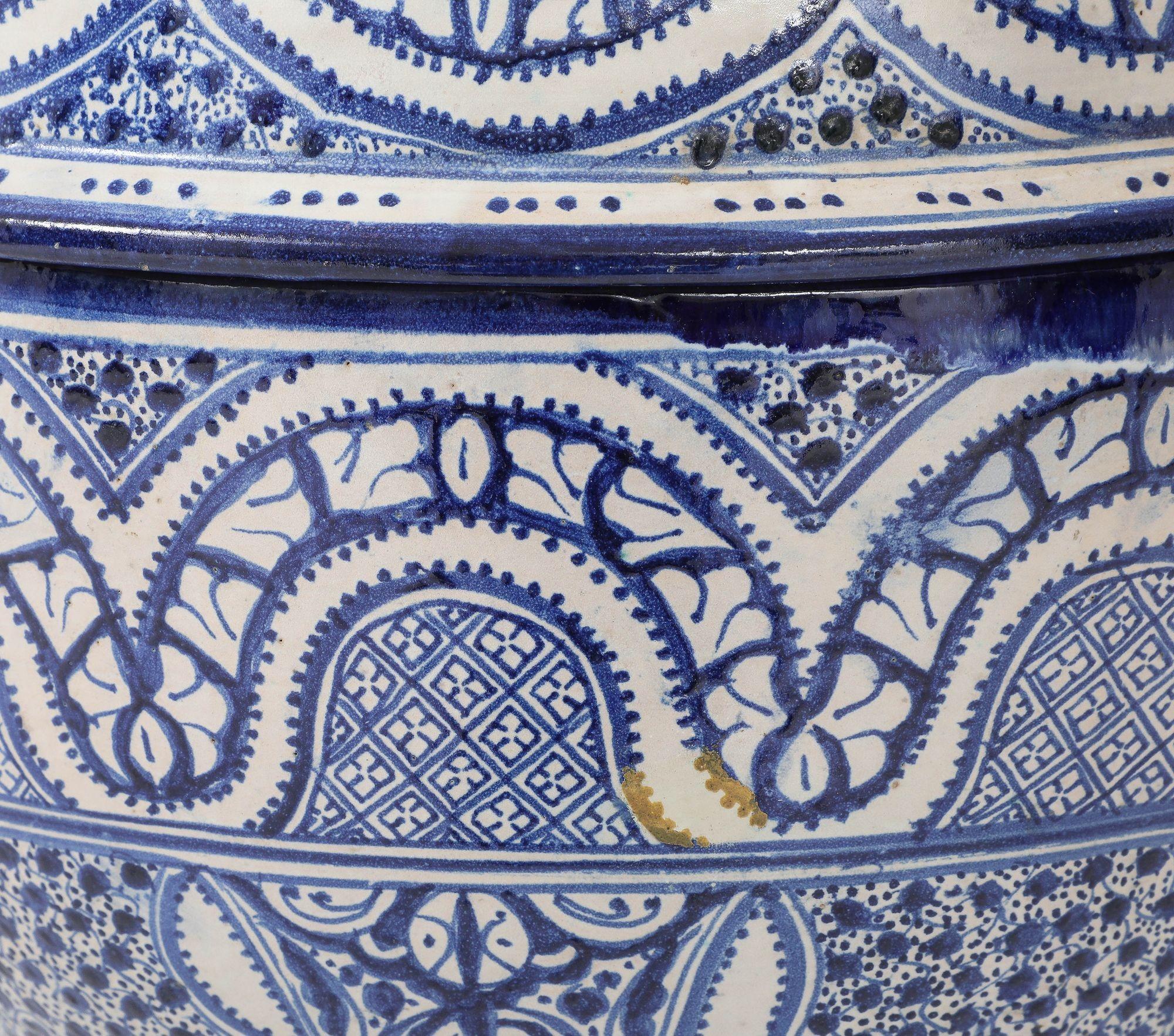 Grande urna marocchina in ceramica bianca e blu con coperchio forato, inizio XX secolo. in vendita 3