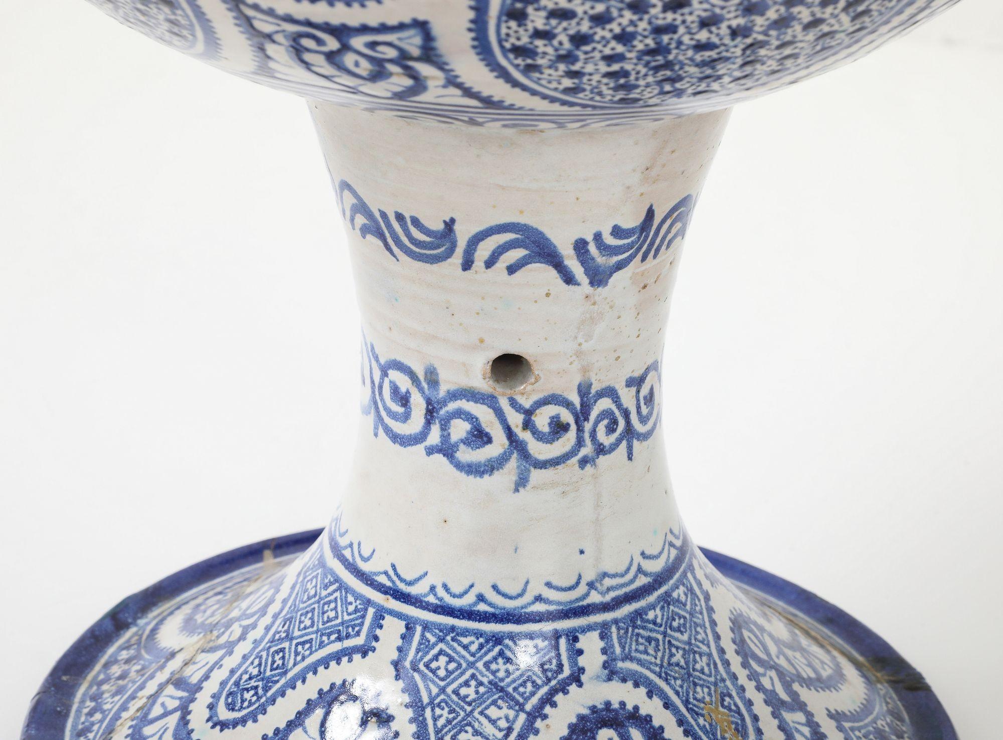 Grande urna marocchina in ceramica bianca e blu con coperchio forato, inizio XX secolo. in vendita 4
