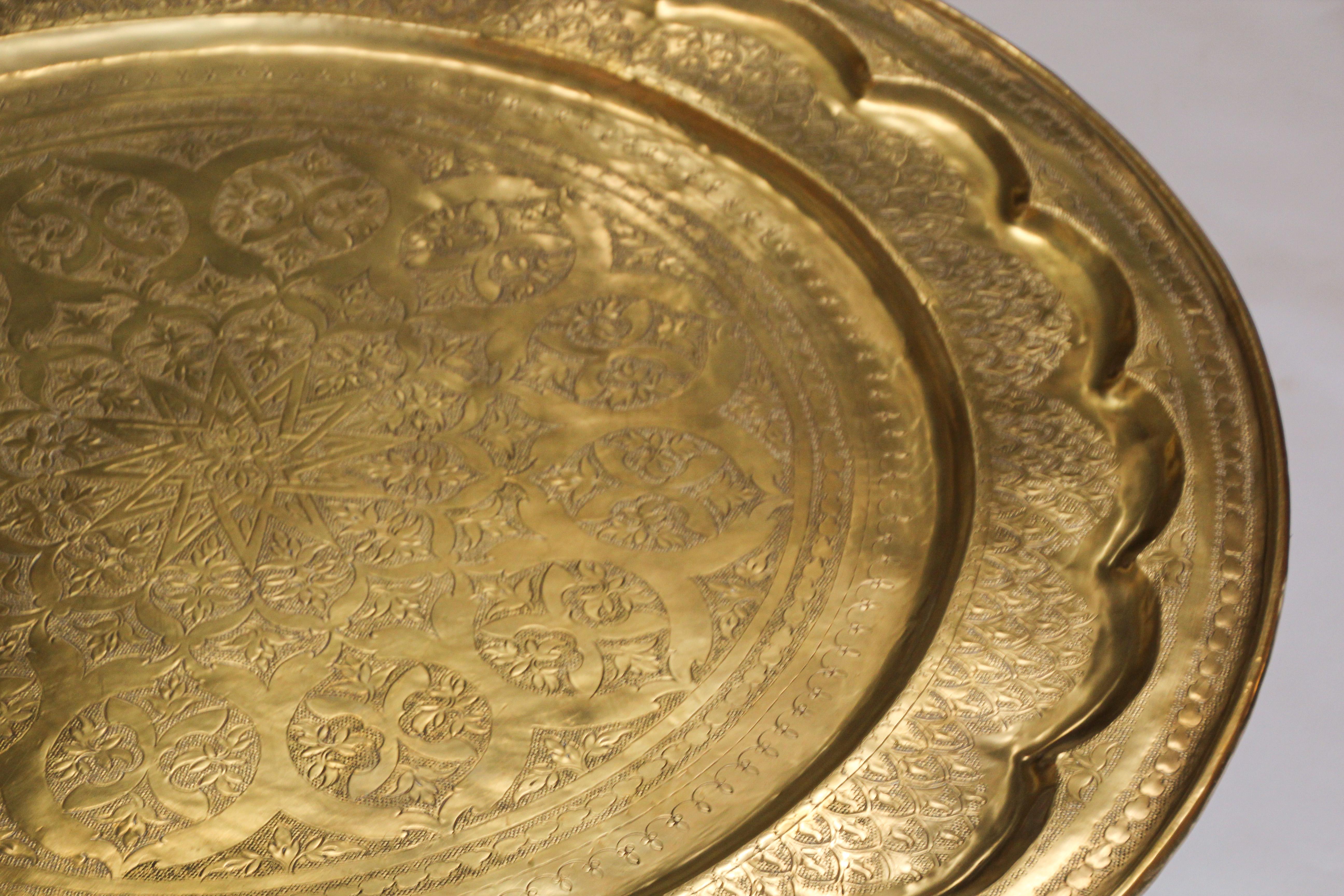 Large Moroccan Brass Tray Table on Folding Stand In Good Condition In North Hollywood, CA