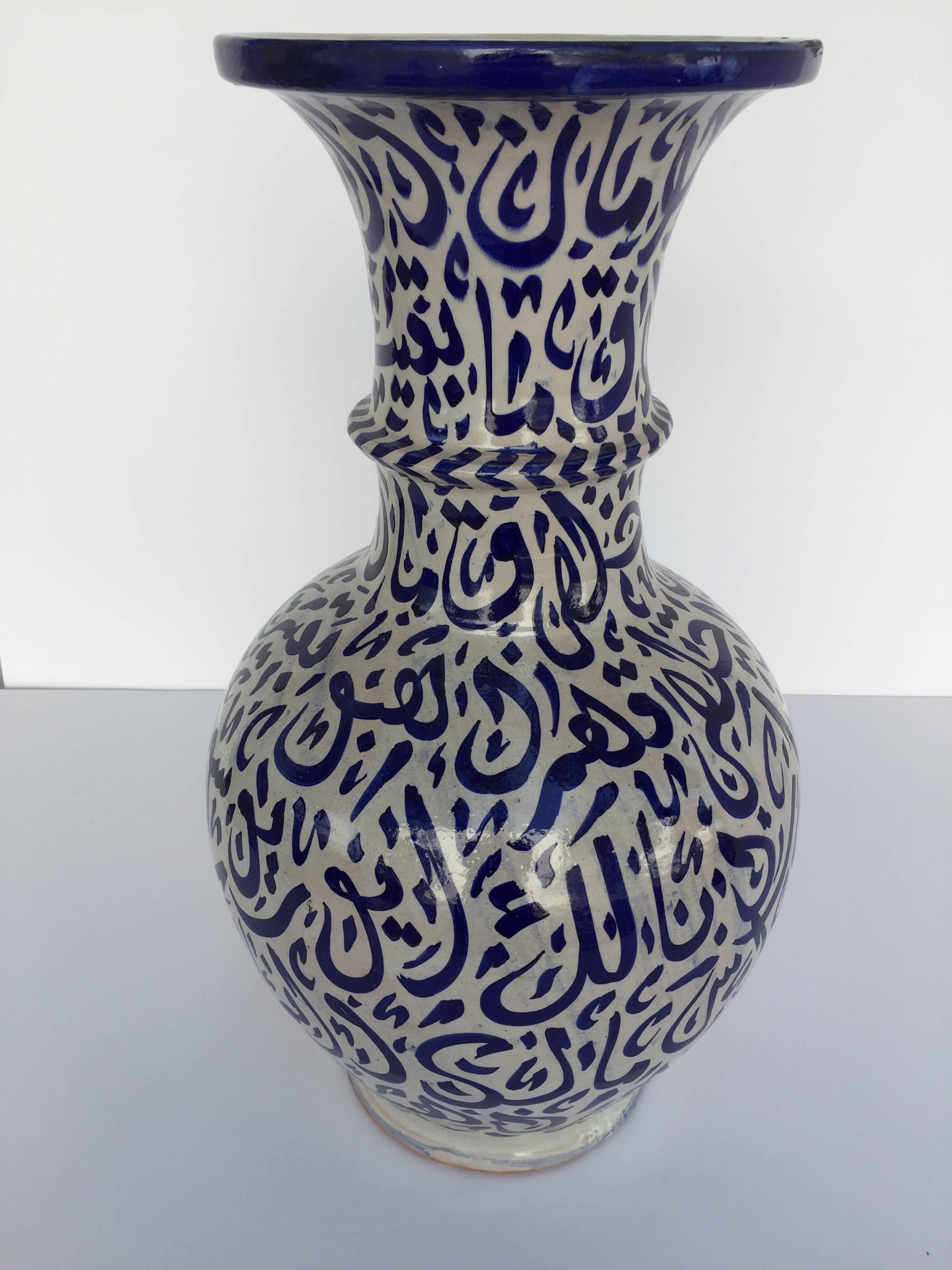 Grand vase marocain en céramique émaillée de Fès.
Céramique de style mauresque fabriquée et peinte à la main avec une écriture calligraphique arabe.
Ce type d'écriture d'art à l'aspect calligraphique est appelé lettrisme, c'est une forme d'art qui