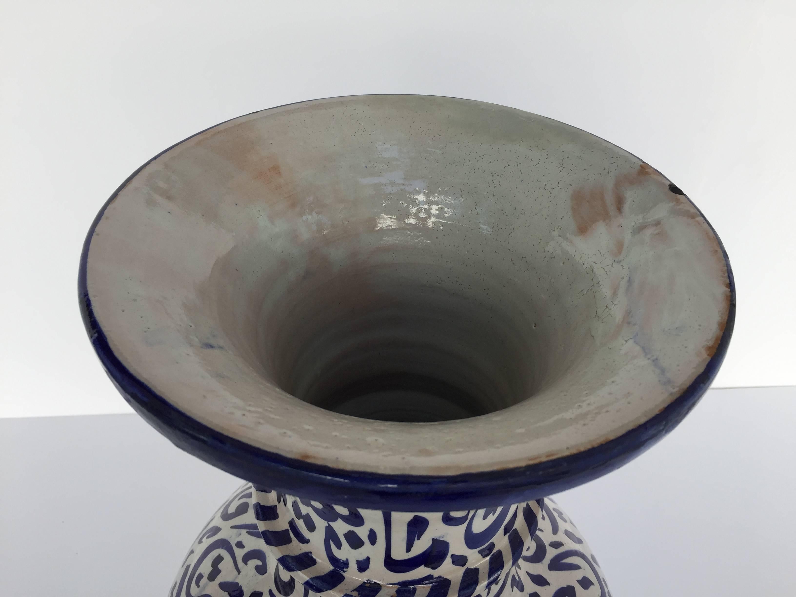 Mauresque Grand vase marocain en céramique de Fez avec calligraphie bleue et écriture en vente