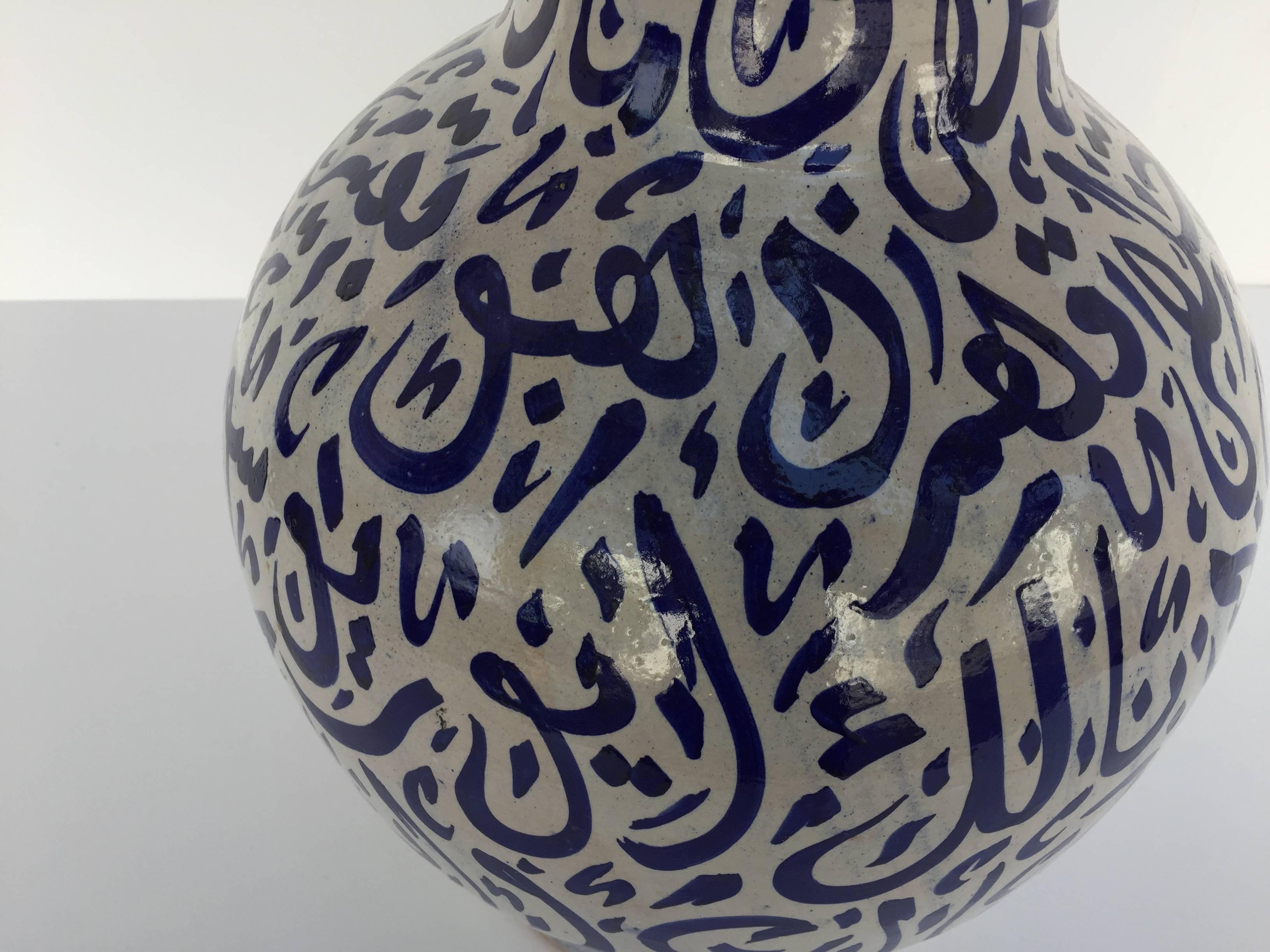 Marocain Grand vase marocain en céramique de Fez avec calligraphie bleue et écriture en vente
