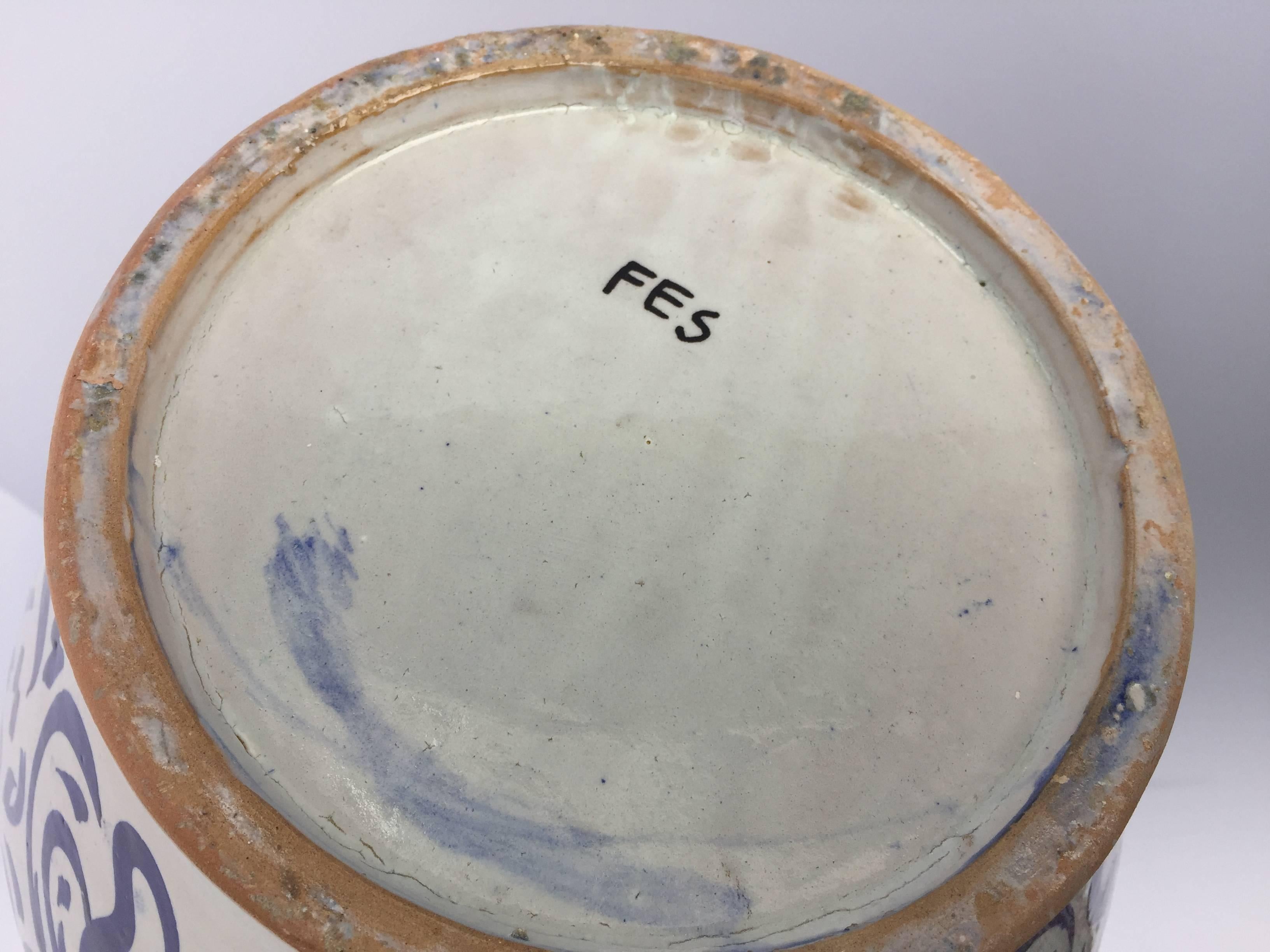 Große marokkanische Keramikvase aus Fez mit blauer Kalligrafie-Schreibtafel im Angebot 2