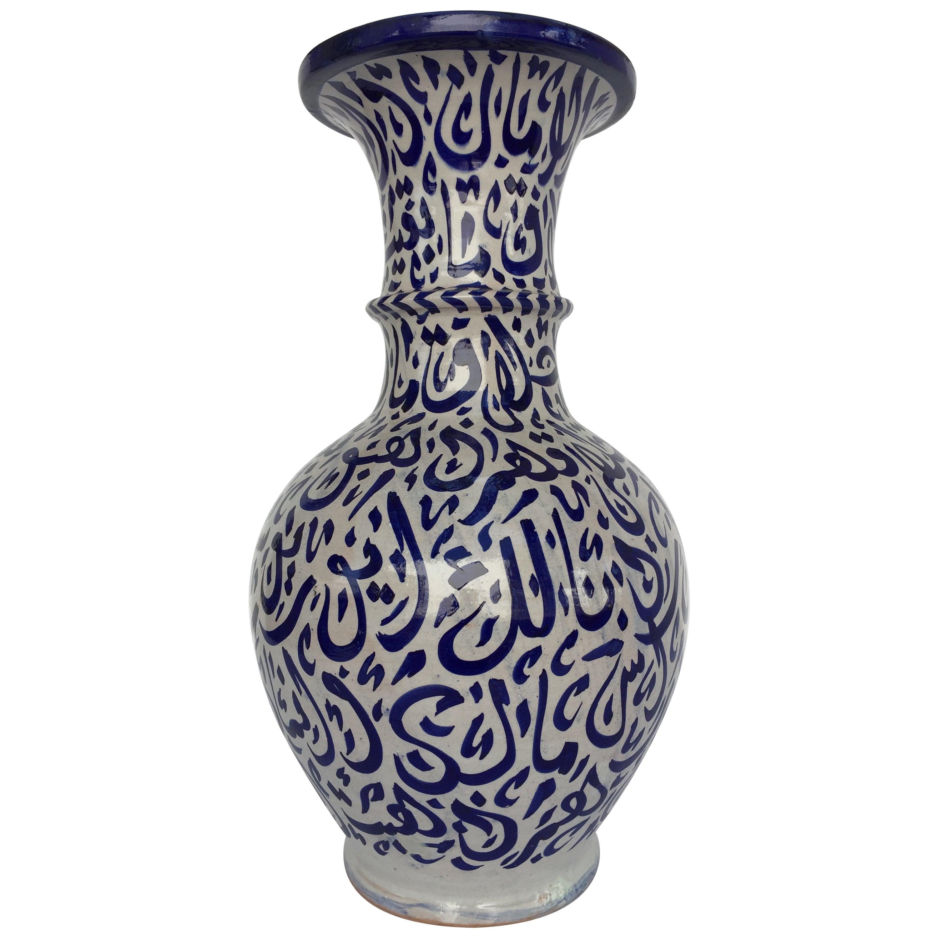 Grand vase marocain en céramique de Fez avec calligraphie bleue et écriture