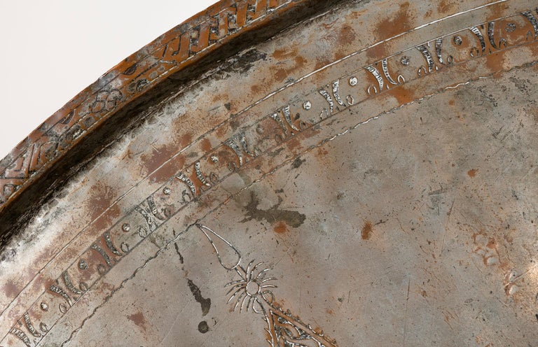 Plateau Marocain Ancien En Cuivre – Doré, Motif Fleur, Années 1920-1940