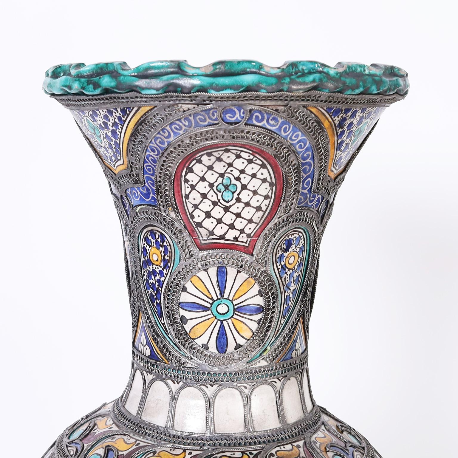 Mauresque Grande urne de palais en faïence décorée marocaine