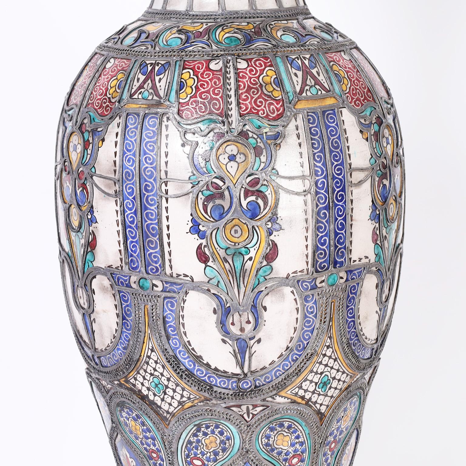 Marocain Grande urne de palais en faïence décorée marocaine