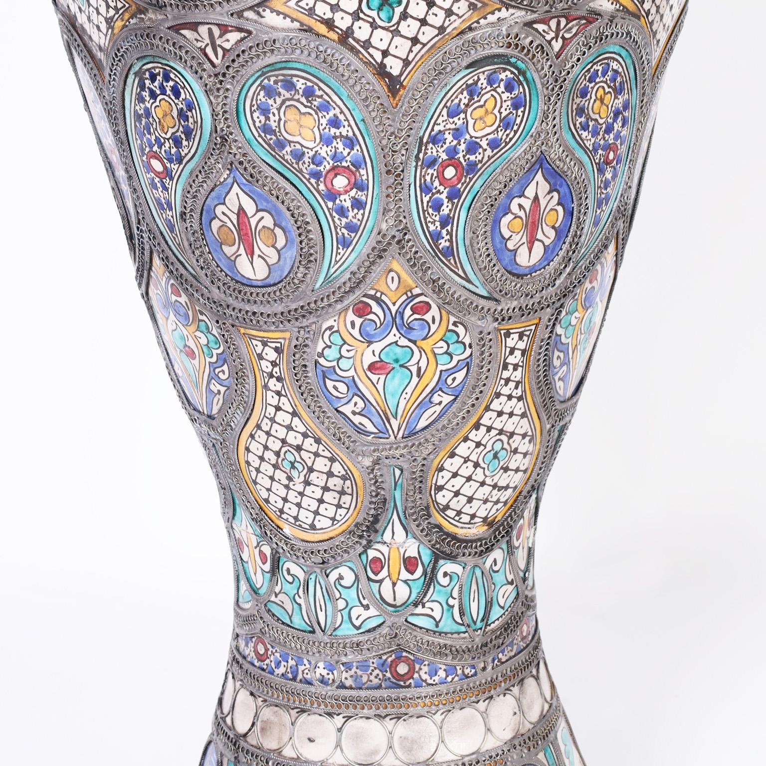 20ième siècle Grande urne de palais en faïence décorée marocaine