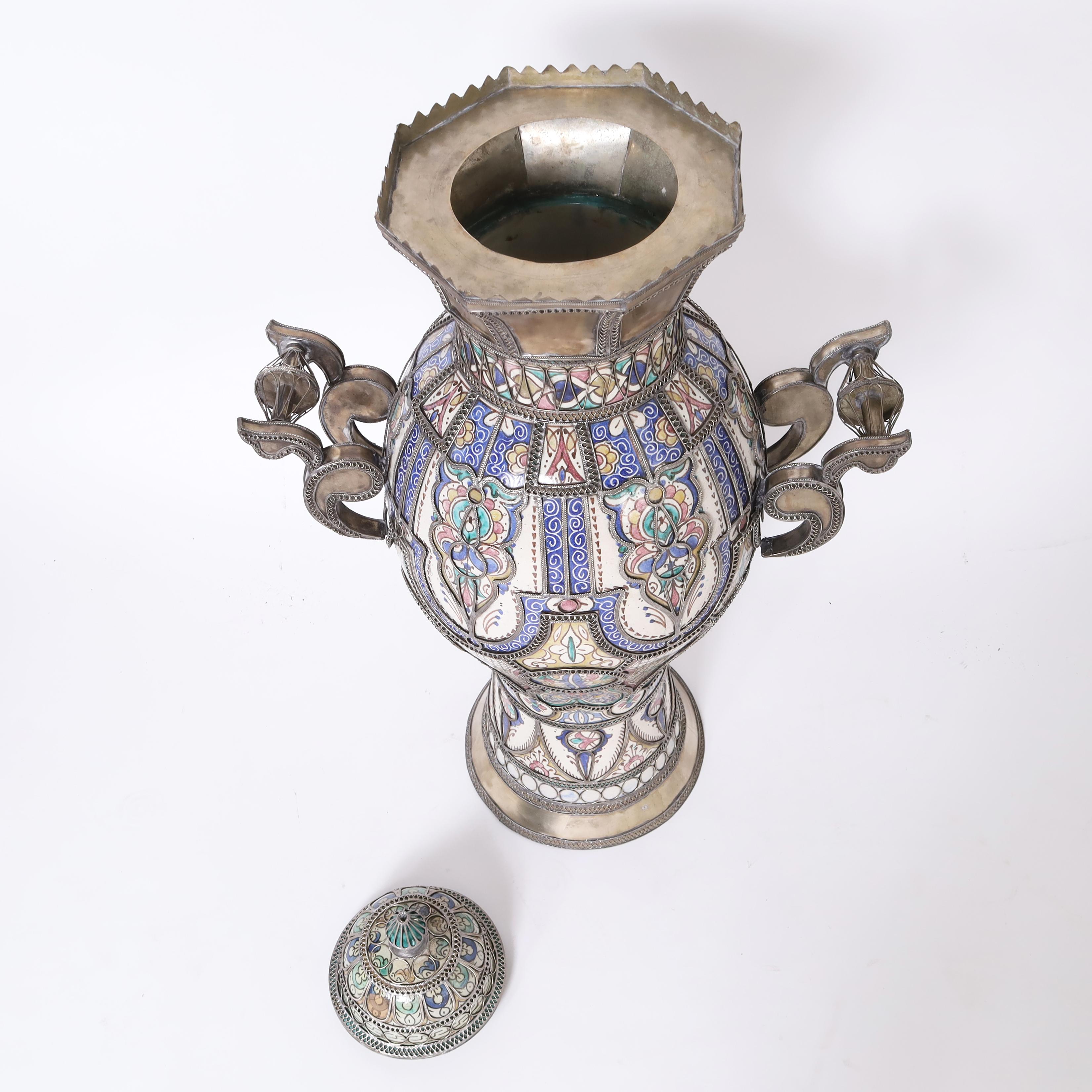 Gran urna marroquí de barro y metal con tapa Marroquí en venta