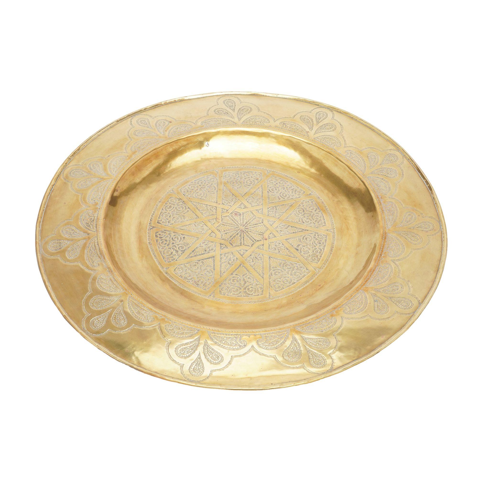Large Moroccan engraved brass coffee tray, c. 1880-1910 In Good Condition For Sale In Kenilworth, IL