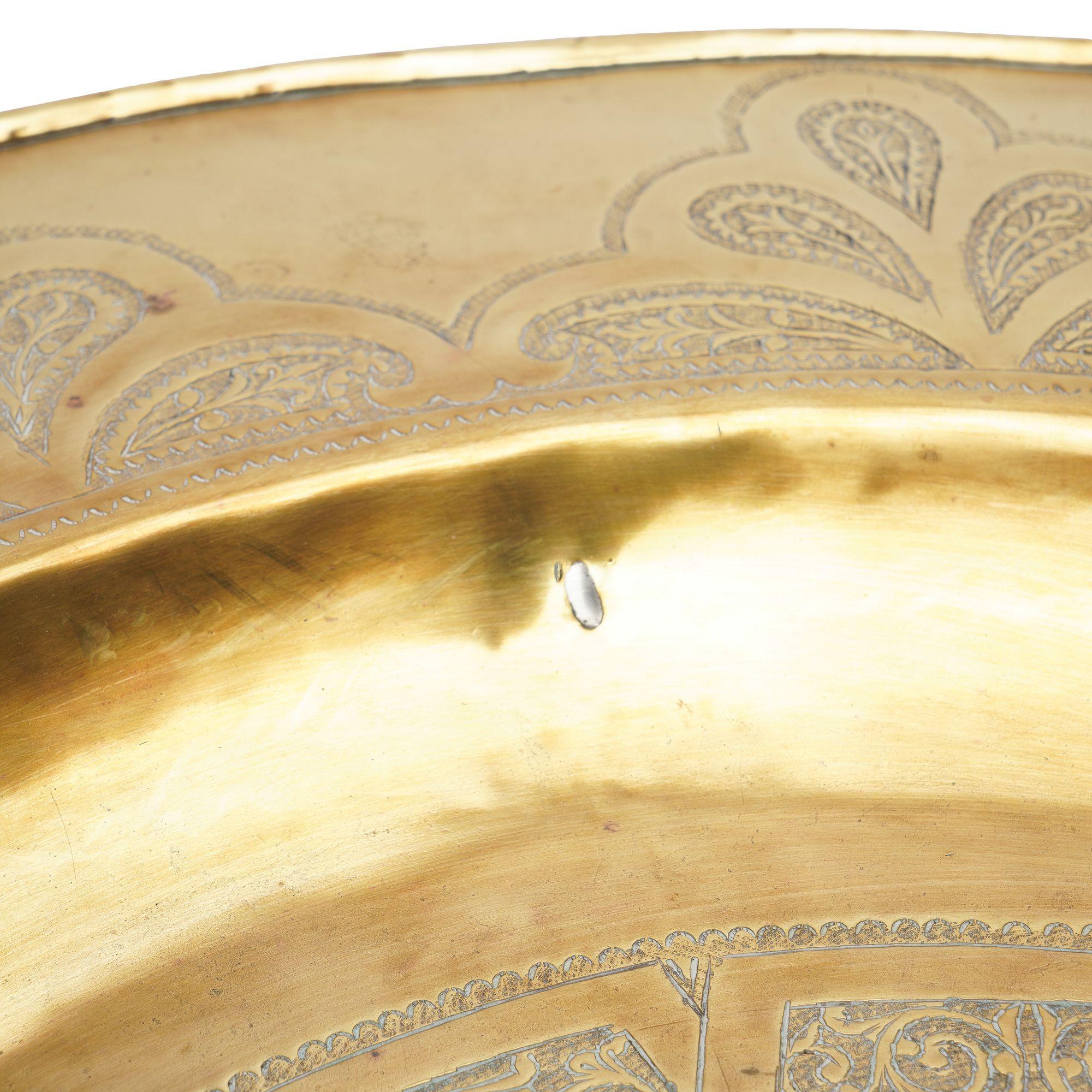 Large Moroccan engraved brass coffee tray, c. 1880-1910 For Sale 1