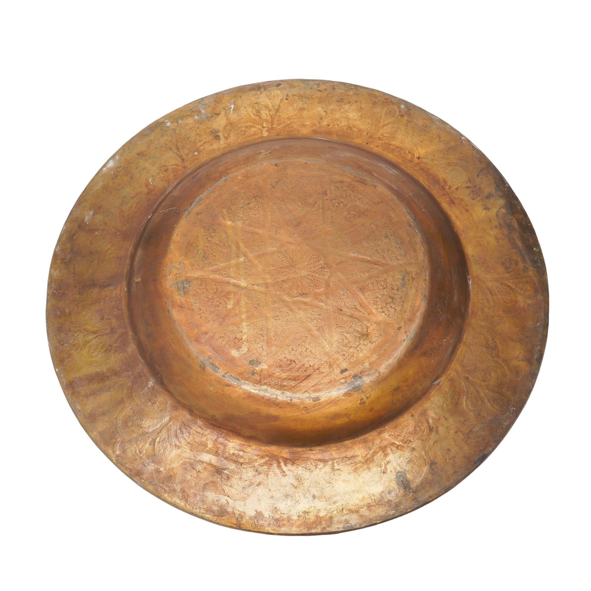 Large Moroccan engraved brass coffee tray, c. 1880-1910 For Sale 2