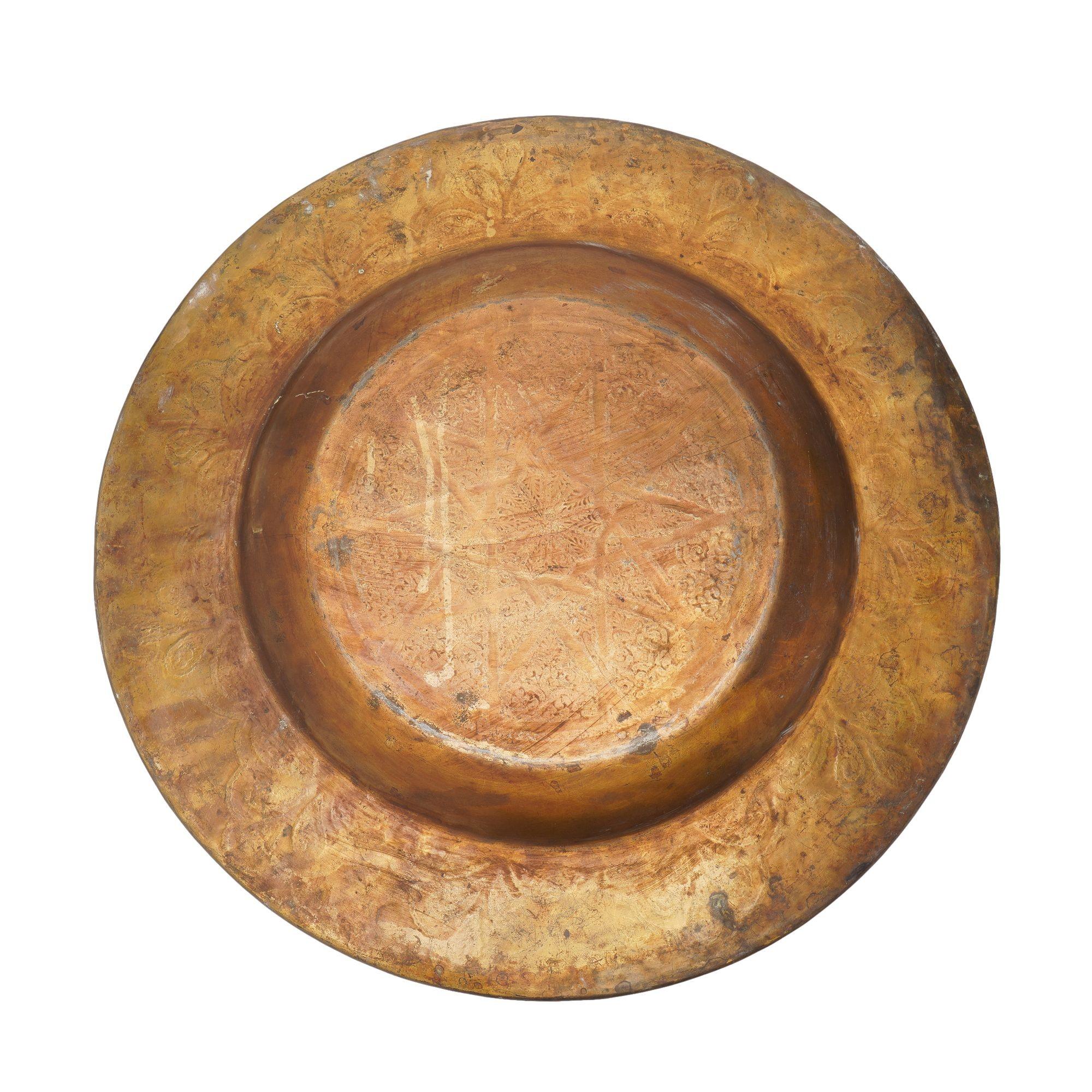 Large Moroccan engraved brass coffee tray, c. 1880-1910 For Sale 3