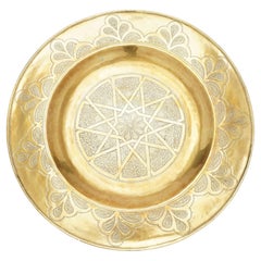 Grande vassoio da caffè marocchino in ottone inciso, 1880-1910 ca.