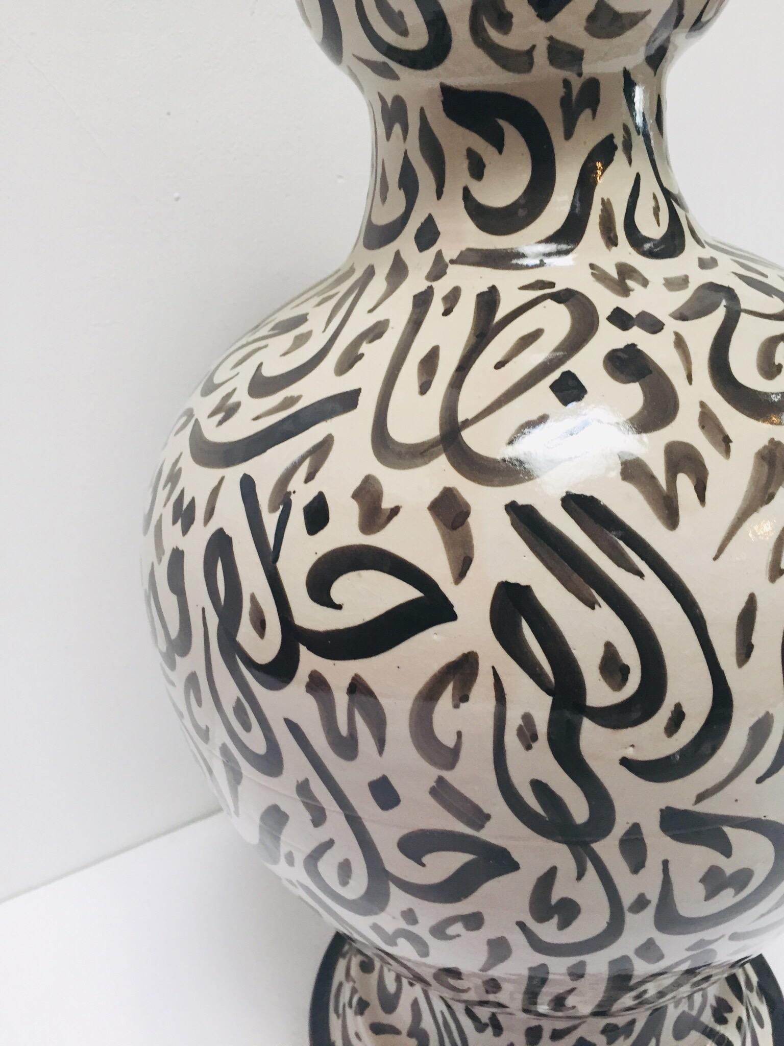 Grand vase en céramique émaillée mauresque avec calligraphie arabe et écriture noire Fez en vente 10