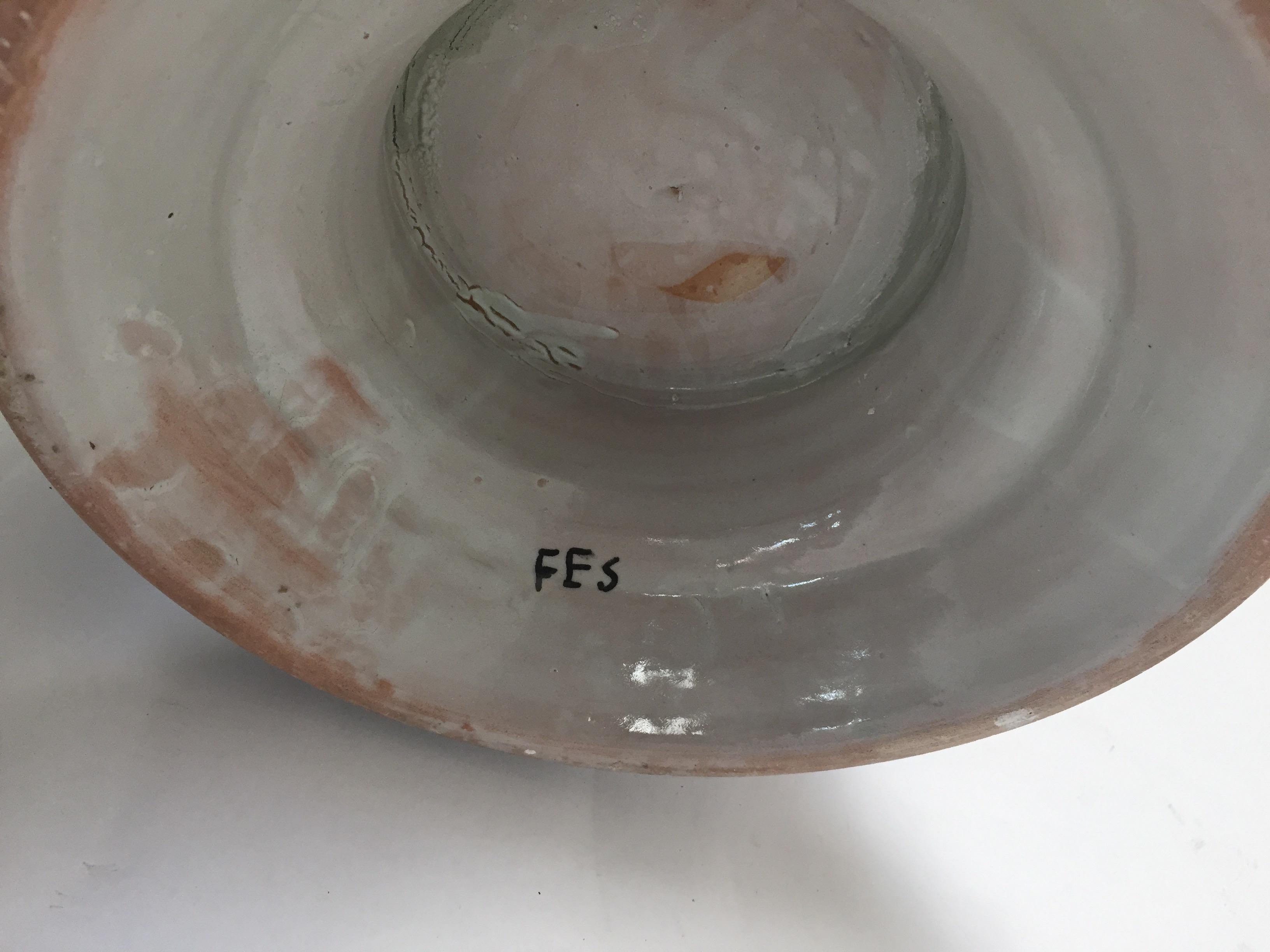 Grand vase en céramique émaillée mauresque avec calligraphie arabe et écriture noire Fez en vente 11