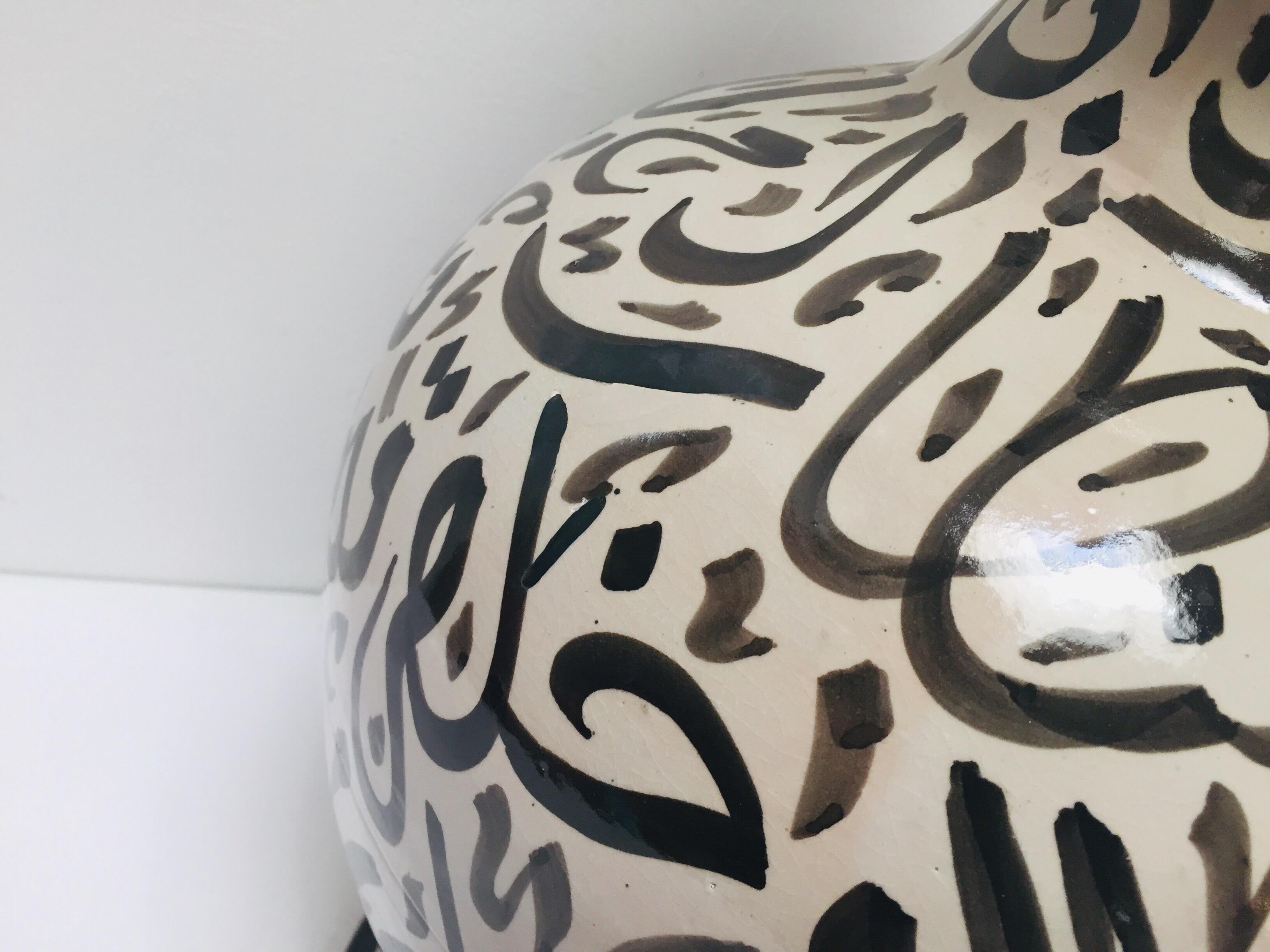 Grand vase en céramique émaillée mauresque avec calligraphie arabe et écriture noire Fez en vente 12