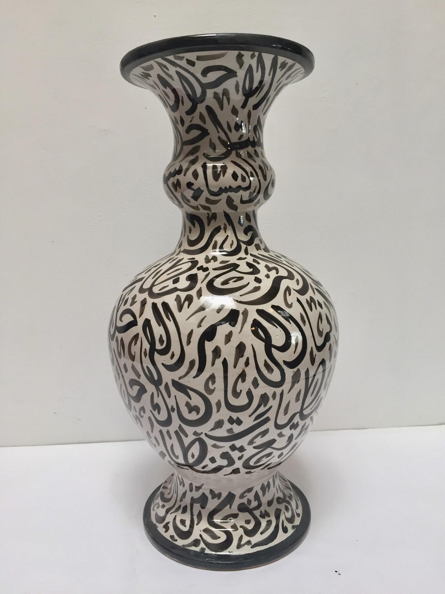 Islamique Grand vase en céramique émaillée mauresque avec calligraphie arabe et écriture noire Fez en vente