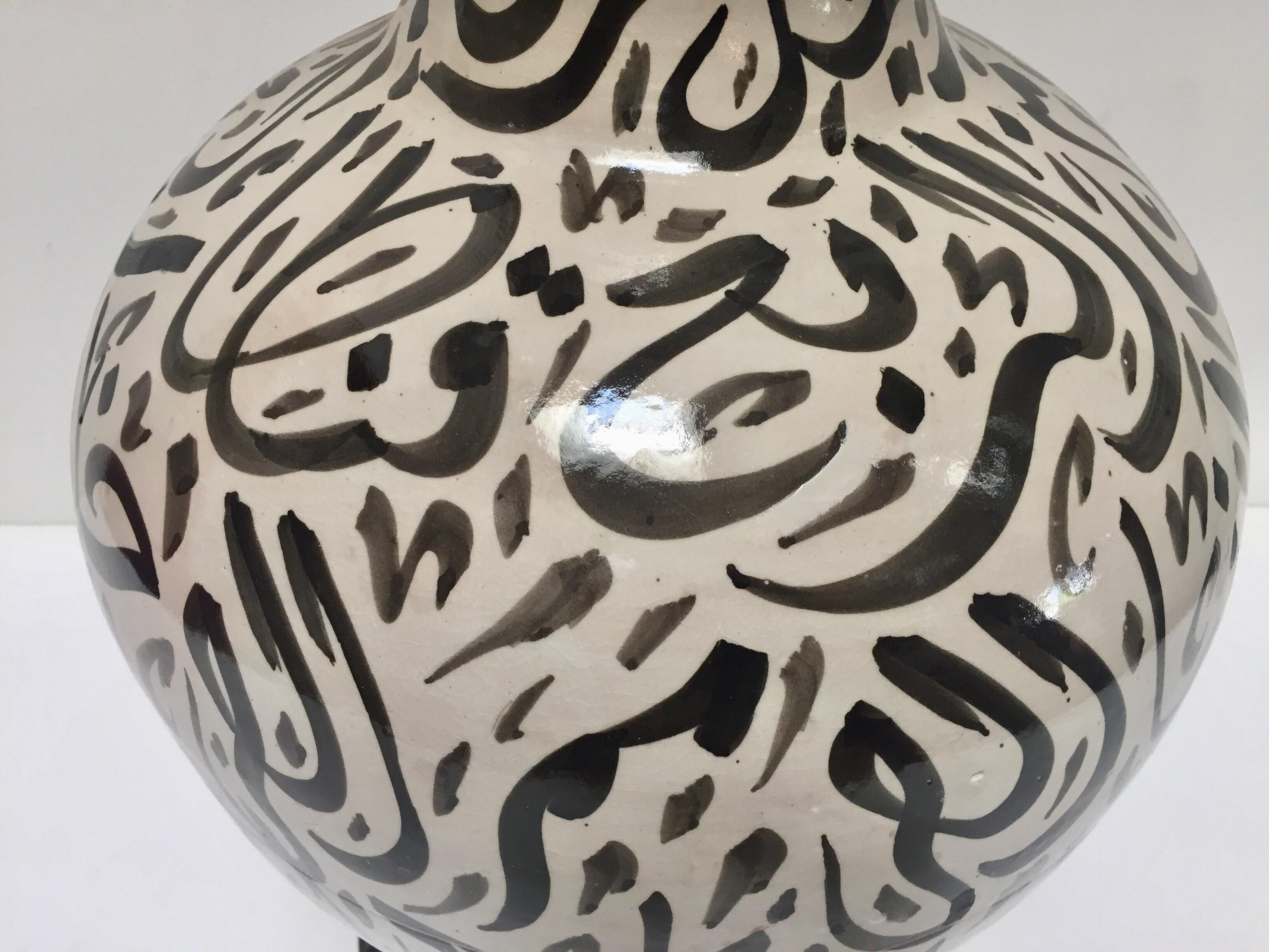 Large Moorish Glazed Ceramic Vase with Arabic Calligraphy Black Writing Fez In Good Condition For Sale In North Hollywood, CA
