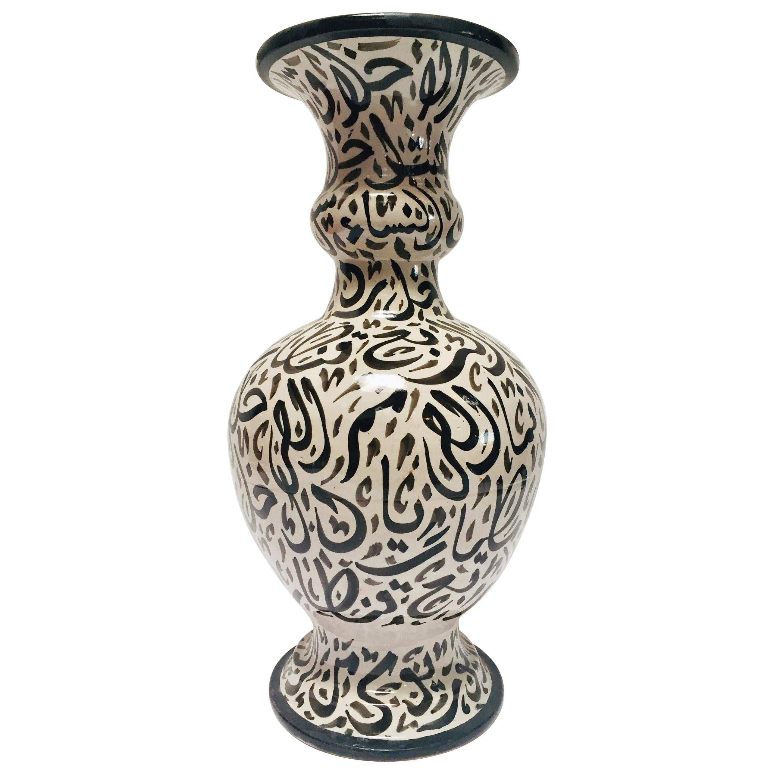 Grand vase en céramique émaillée mauresque avec calligraphie arabe et écriture noire Fez