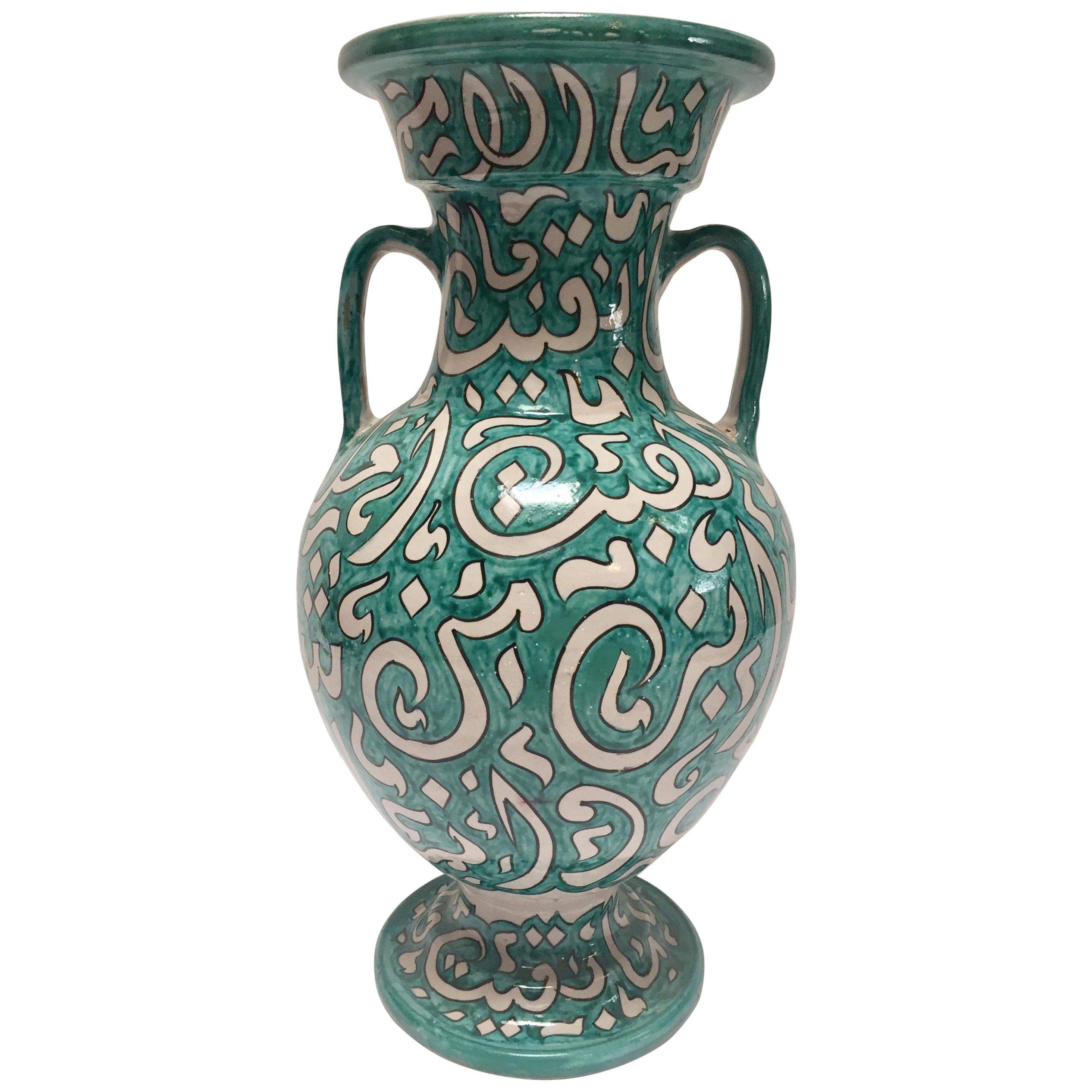 Grand vase marocain en céramique émaillée avec calligraphie arabe turquoise écrit Fez