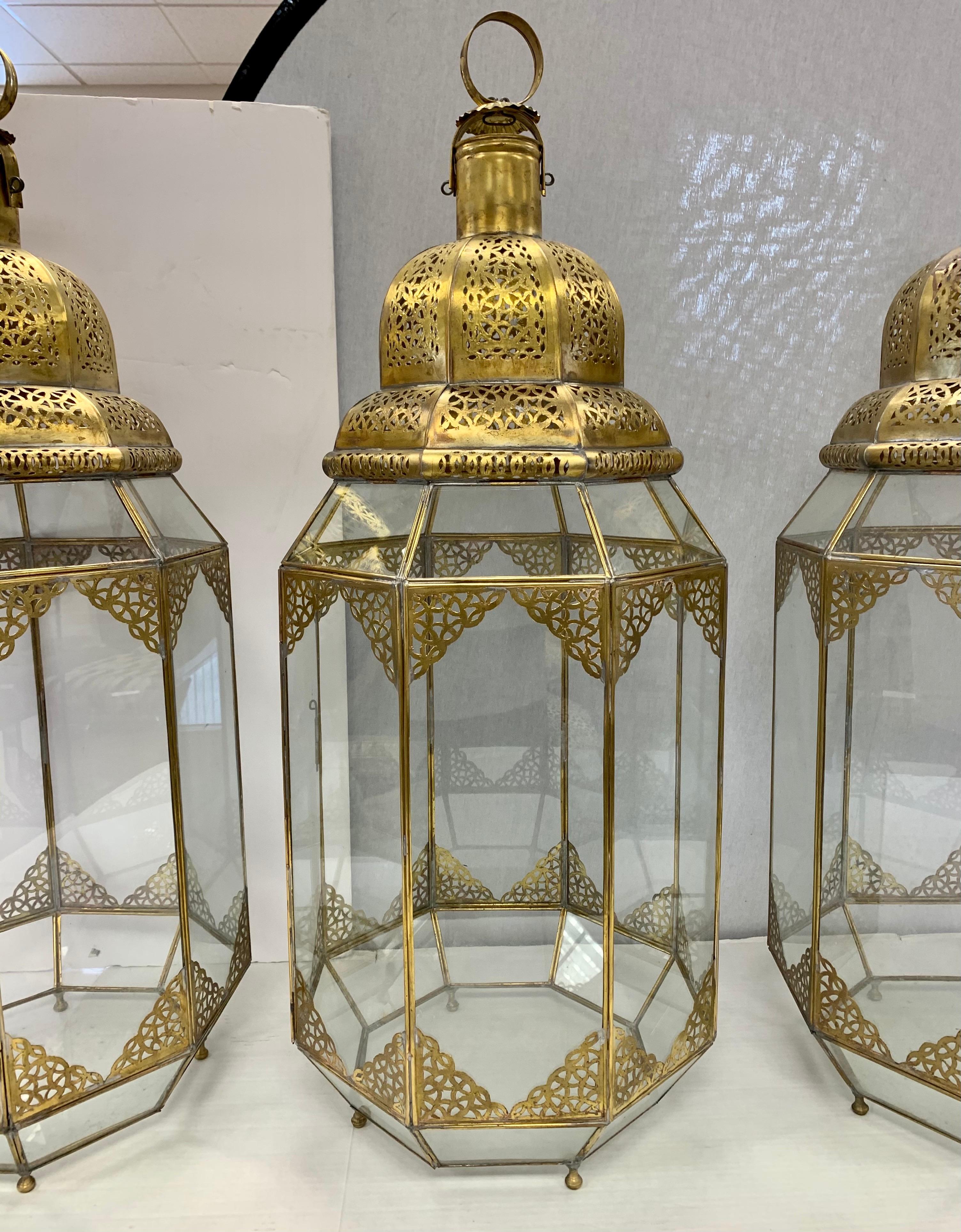 Large Moroccan Handcrafted Pierced Brass and Glass Lanterns Hurricanes Set of 3 In Good Condition In West Hartford, CT