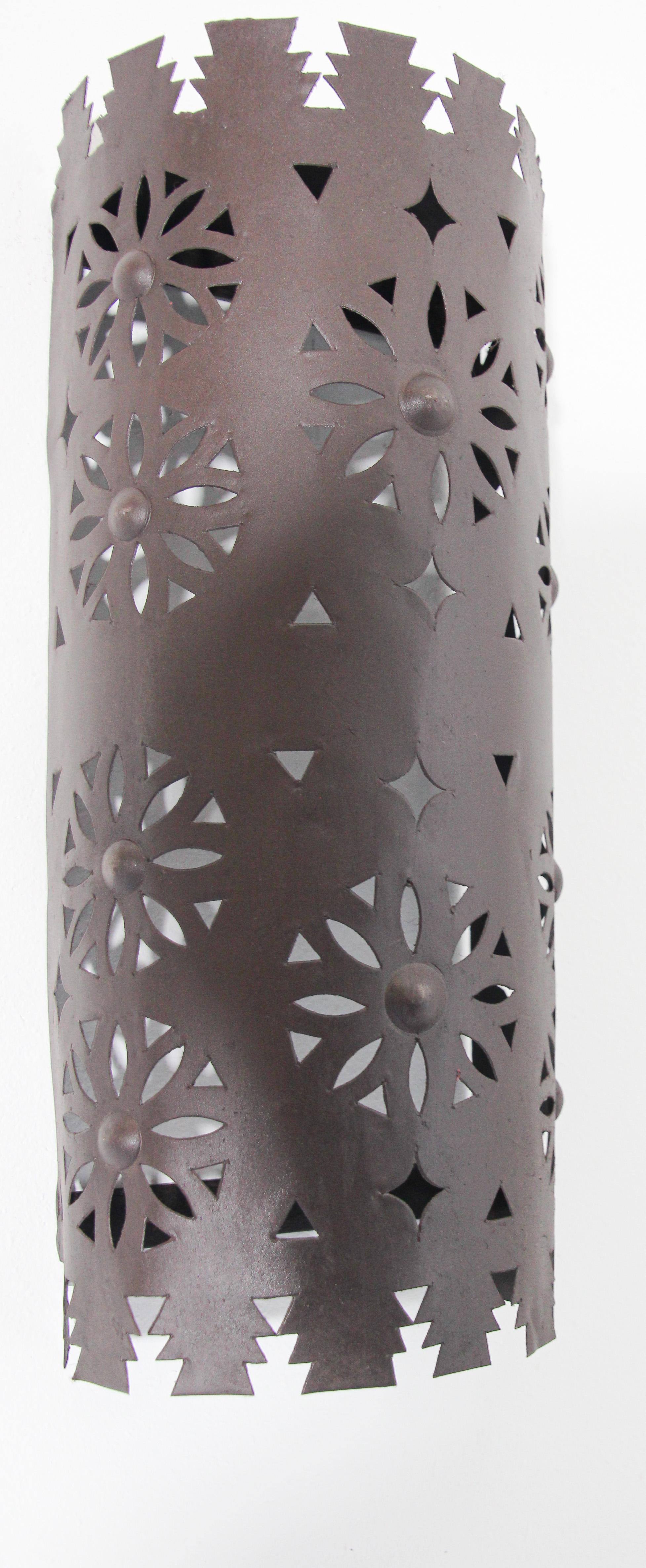 Handgefertigter marokkanisch-spanischer Tole-Leuchtenschirm aus Metall in Kegelform.
Hispano Moresque-Leuchtenschirm mit ausgeschnittenen Sternen und Halbmonden.
Dunkle Rostpatina,
Zur Verwendung im Innen- und Außenbereich.
Kein Stromanschluss,
