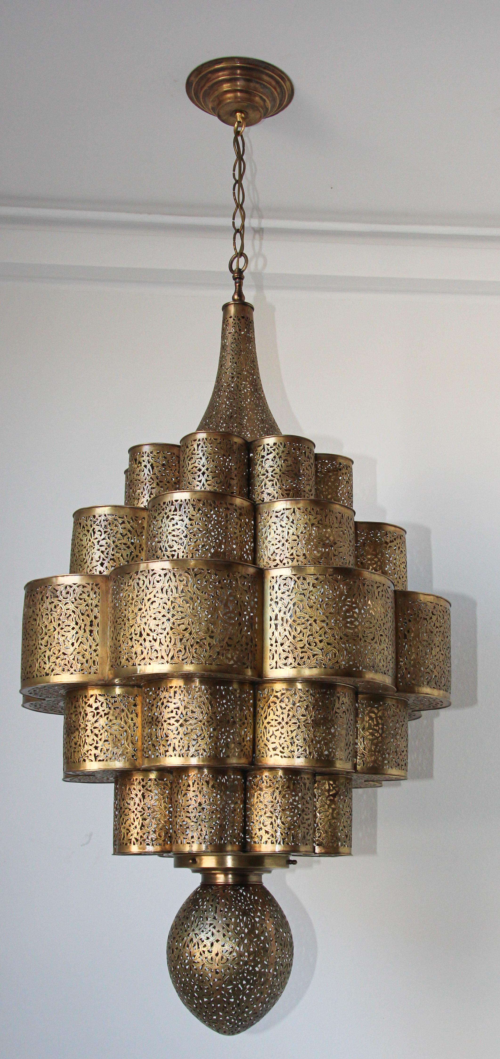 20ième siècle Grand lustre marocain mauresque de l'Alhambra en laiton en vente